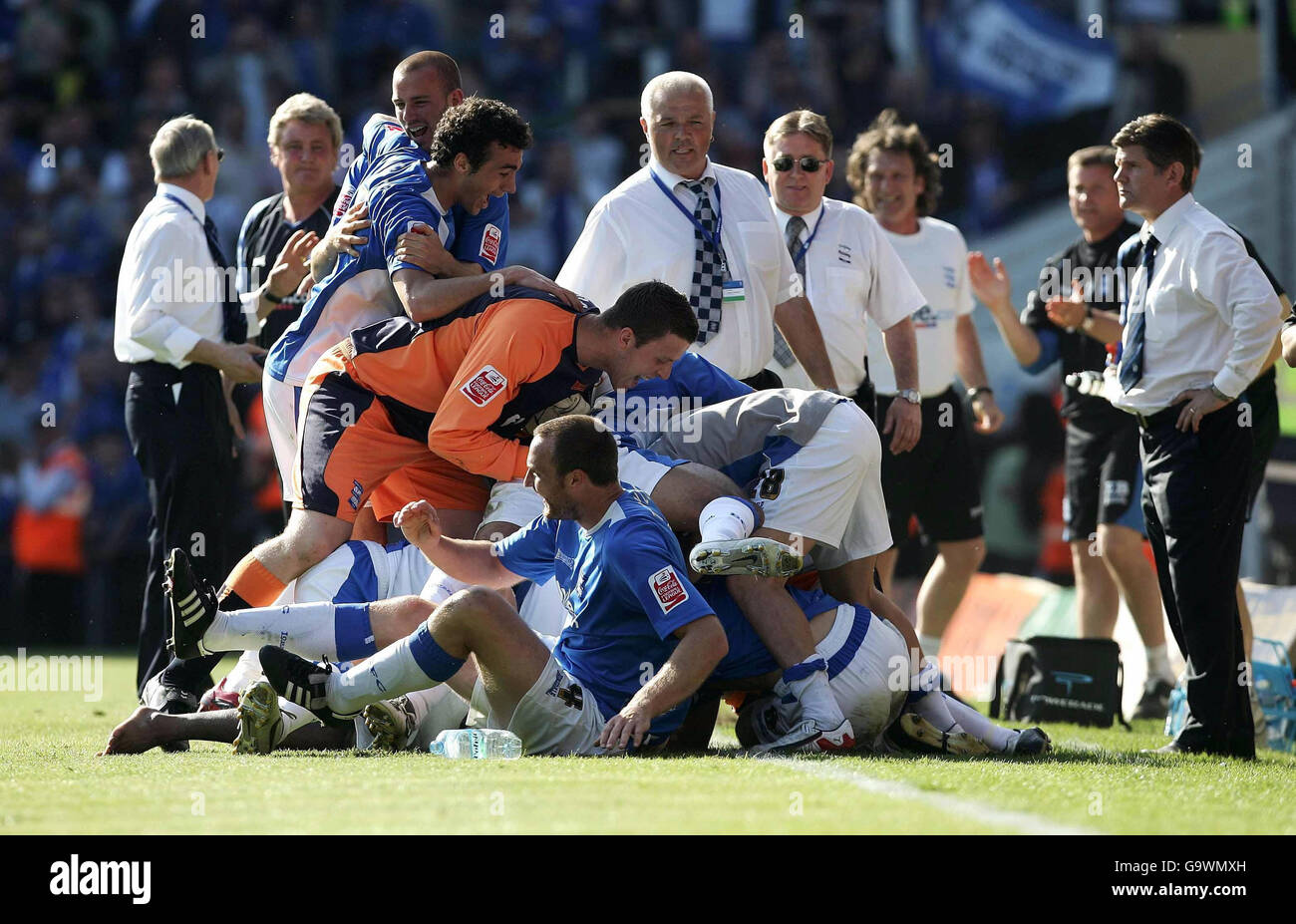 Les joueurs de Birmingham fêtent après le but de Sebastian Larsson contre Sheffield mercredi lors du match du championnat de football Coca-Cola à St Andrews, Birmingham. Banque D'Images Les joueurs de Birmingham fêtent après le but de Sebastian Larsson contre Sheffield mercredi lors du match du championnat de football Coca-Cola à St Andrews, Birmingham. Banque D'Images