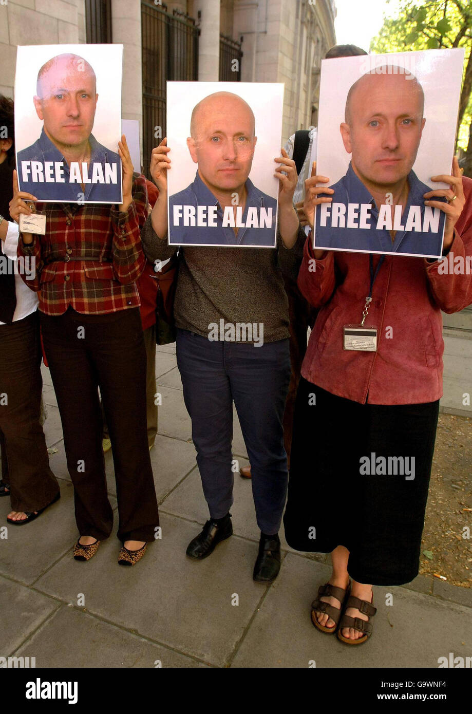 Un groupe d'employés de la radio de la BBC tiennent une vigile silencieuse pour le collègue Alan Johnston, détenu à Gaza au Moyen-Orient, à l'extérieur de la maison Bush de la BBC dans le centre de Londres. Banque D'Images