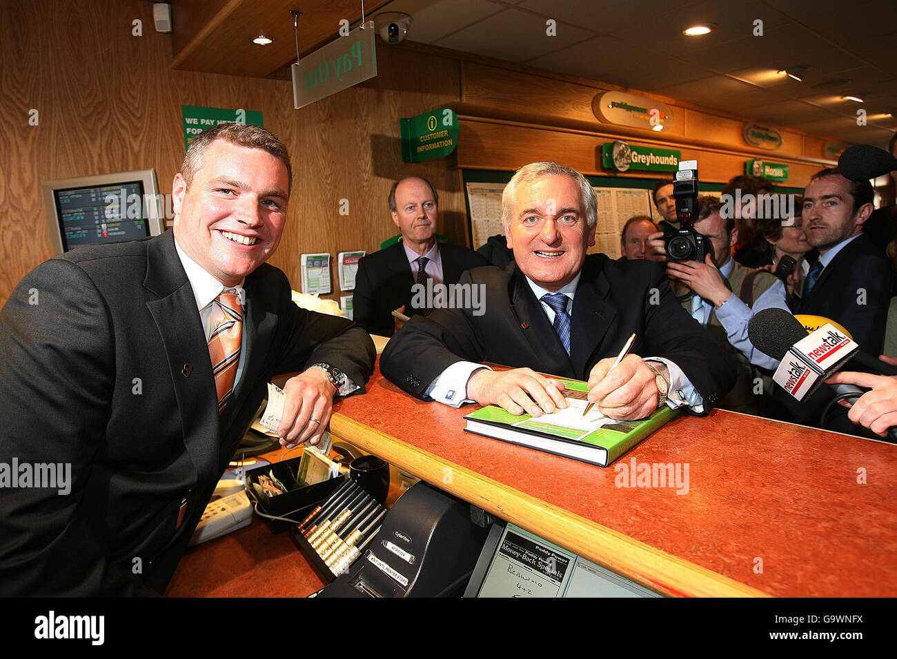 Taoiseach Bertie Ahern (au centre) place un pari de charité de 1000 euros, pour les chiens guides irlandais pour les aveugles, avec le bookmaker Paddy Power (à gauche), à la cote de 8/1 pour être retourné comme chef du gouvernement après les prochaines élections générales. Banque D'Images