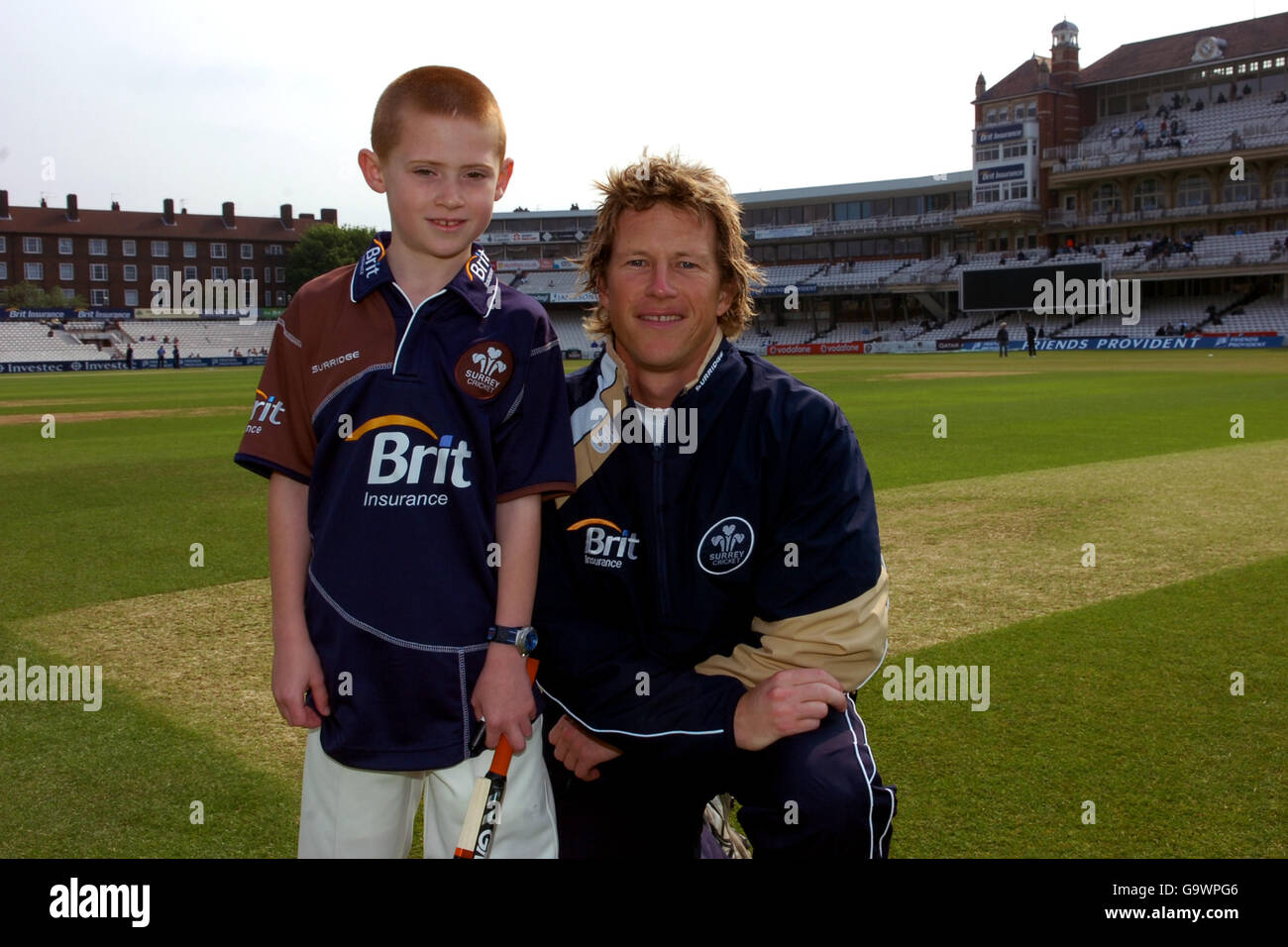 Cricket - Friends Provident Trophy South Group - Surrey v Gloucestershire - The Brit Oval. Jonathan Batty de Surrey avec la mascotte du club Banque D'Images