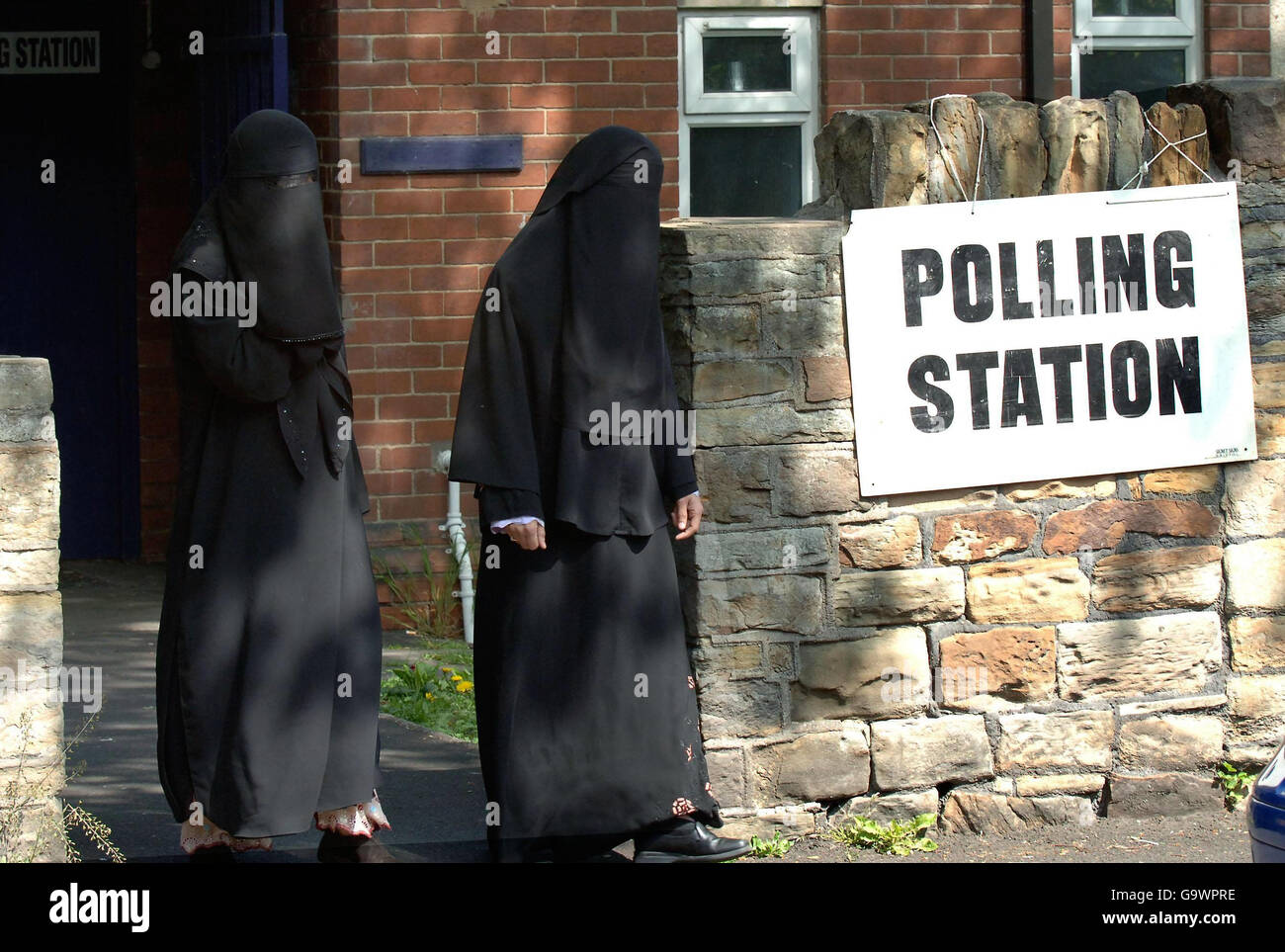 Le bureau de vote de Saville Town, Dewsbury, près du domicile de Mohammed Sidique Khan, le chef des kamikazes de Londres, avec les électeurs qui vont voter aux élections locales aujourd'hui. Banque D'Images
