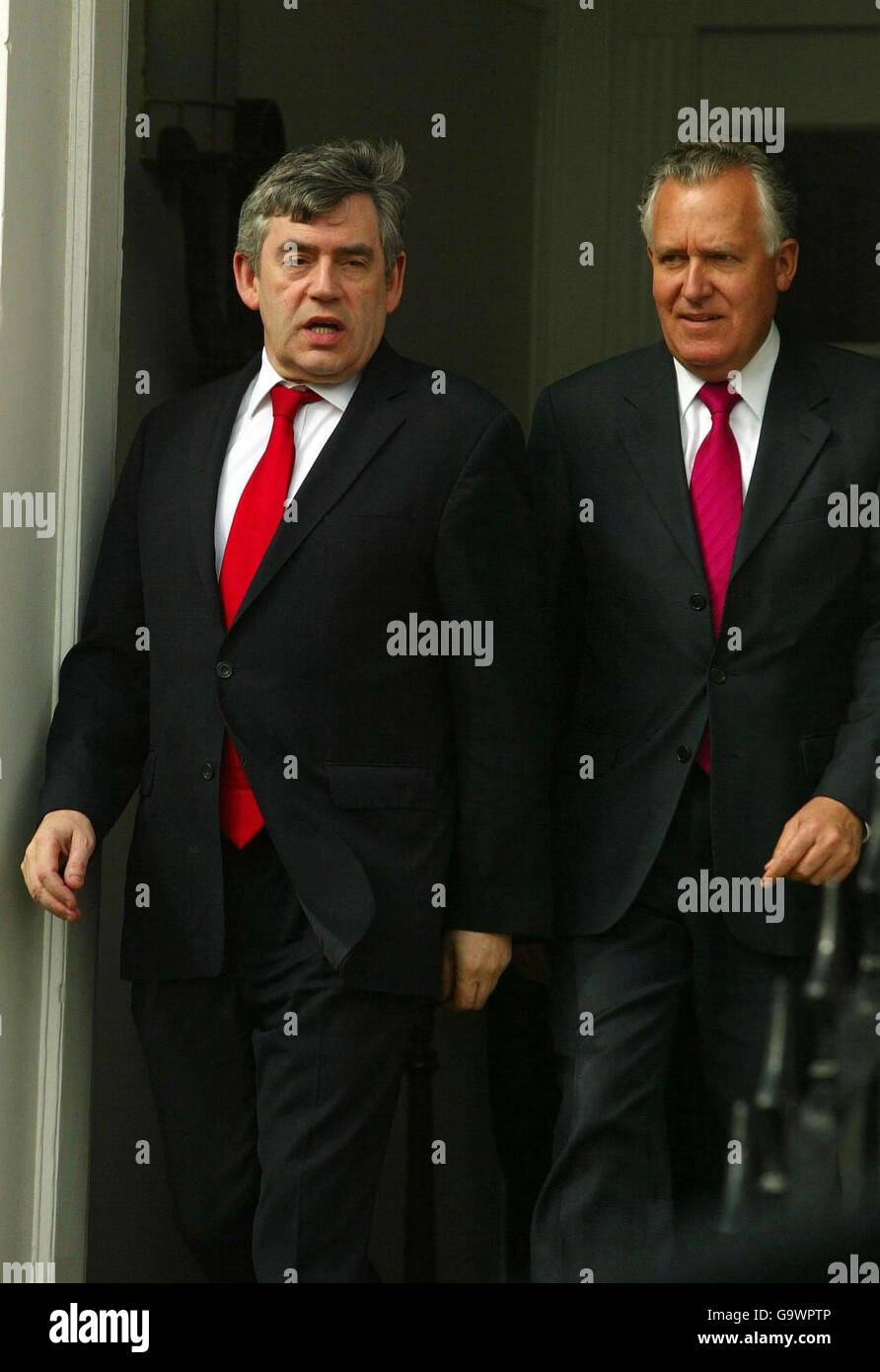 Gordon Brown et Peter Hain quittent les pourparlers avec une délégation d'Ulster à Édimbourg. Banque D'Images