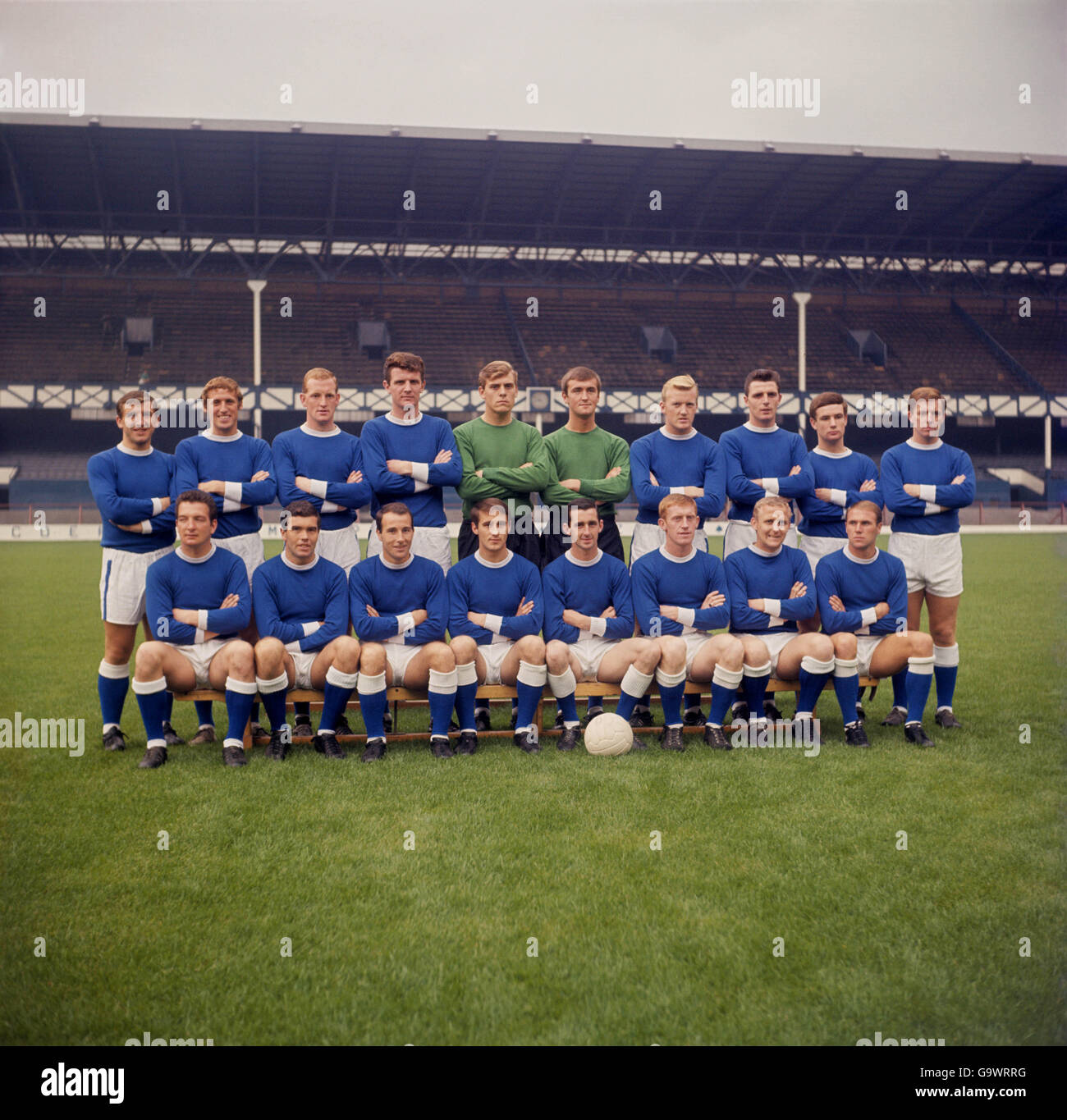 Groupe d'équipe Everton.12/8/1964 Groupe d'équipe Everton.(Rangée arrière) : John Morrisey, Brian Harris, Sandy Brown, Brian Labone, Gordon West,Andrew Rankin, James Gabriel, Frederick Pickering, Colin Harvey, James Hill (première rangée) : Alexander Parker, Alexander Scott, Dennis Stevens, Derek Temple, Roy Vernon,Tony Kay, Alex Young, Ray Wilson Banque D'Images