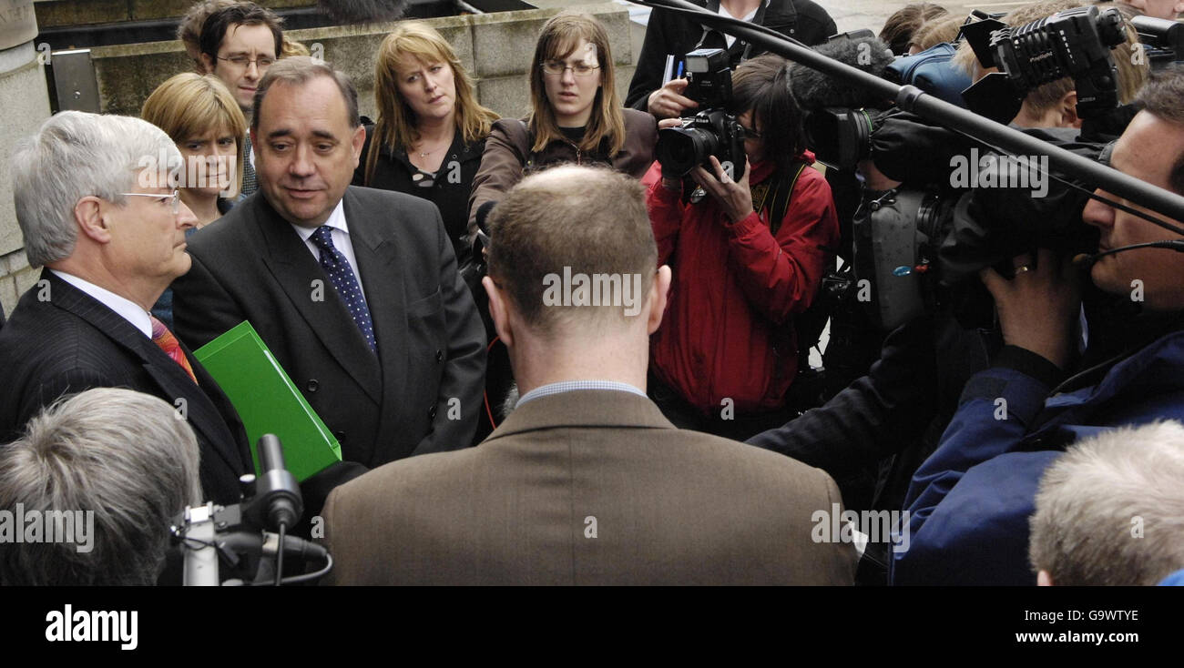 Robin Harper (à gauche), co-chef du Scottish Green Party, et Alex Salmond, chef du SNP, discutèrent avec les membres de la presse qui se trouve à la maison St Andrews à Édimbourg. Banque D'Images