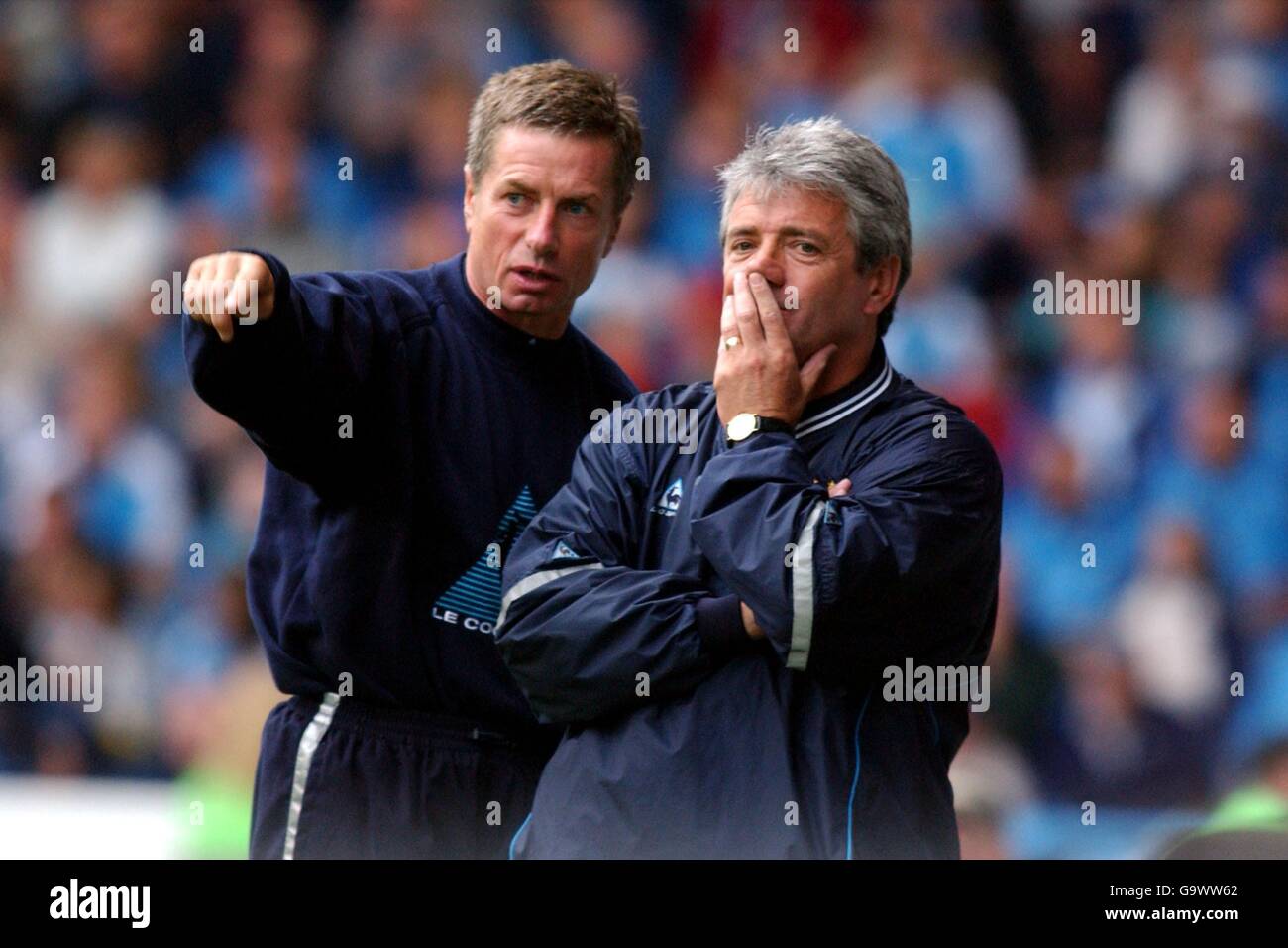 Football - Nationwide League Division One - Manchester City / Watford.L'entraîneur de Manchester City Willie Donachie (l) fait une suggestion tactique au gérant Kevin Keegan (r) Banque D'Images