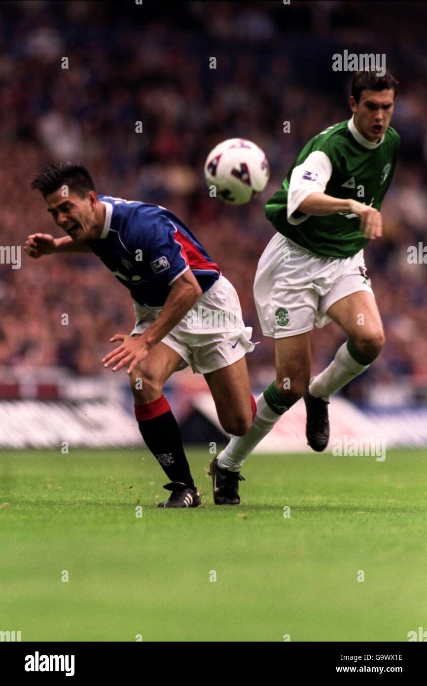 Scottish Soccer - Bank of Scotland Premier League - Rangers contre Hibernian.Raners Michael Mols est poussé vers le sol par Ian Murray de Hibernian. Banque D'Images