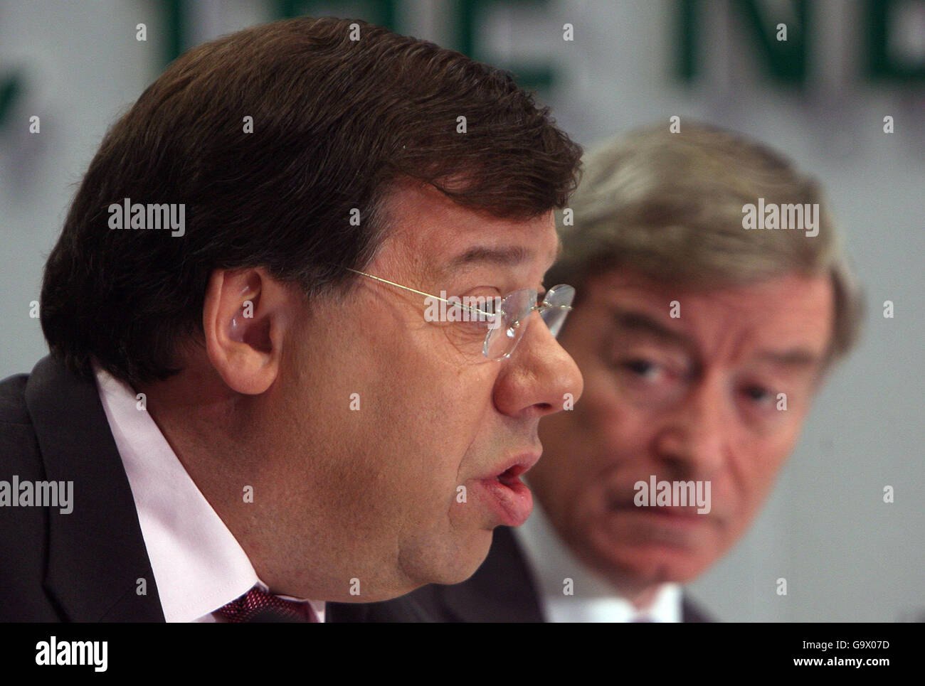 Le ministre des Finances, Brian Cowan (à gauche), et le ministre des Pensions, Seamus Brennan, parlent aux médias lors d'une conférence de presse de Fianna Fail au sujet de l'économie irlandaise à Dublin. Banque D'Images