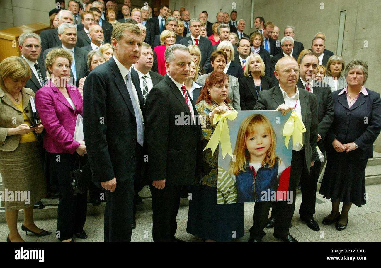 (Avant gauche à droite) le chef libéral Nicol Stephen, le premier ministre écossais Jack McConnell, la tante et l'oncle de Madeleine McCann Philomena et John McCann, le chef du SNP Alex Salmond et le chef conservateur Annabel Goldie, avec les MSP au Parlement écossais, à Édimbourg. Banque D'Images