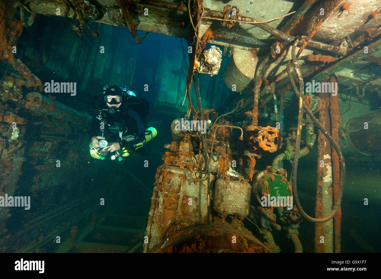 Dans Tech-Diver wreck, Moteur Diesel prix, plongée technique, plongée tech, tech-plongée sous-marine, Nitrox, trimix, l'héliox, Gozo, Malte, Europe, Méditerranée Banque D'Images