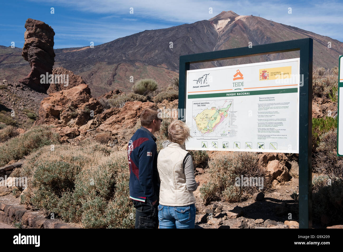 Les touristes à la recherche d'information au conseil à Teide Teide, haut plateau, Tenerife, Espagne, Canaries, l'Europe Banque D'Images