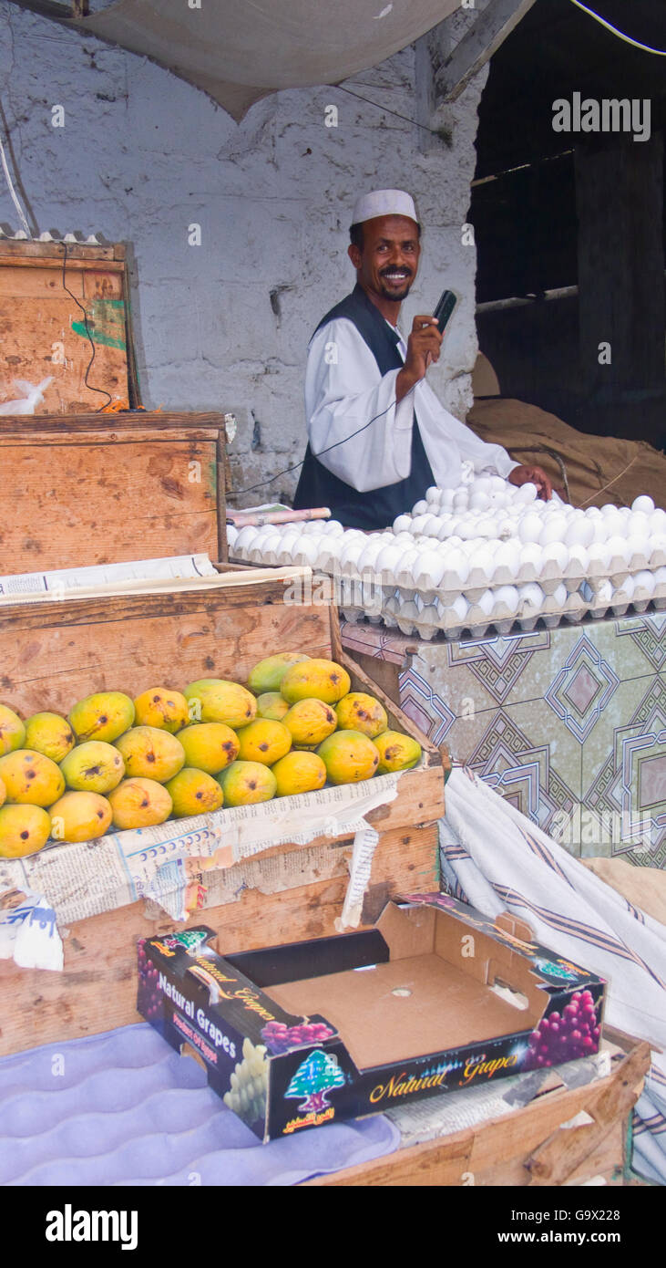 Distributeur de fruits, marché local, souk Port Soudan, Soudan, Afrique / Port Soudan Banque D'Images