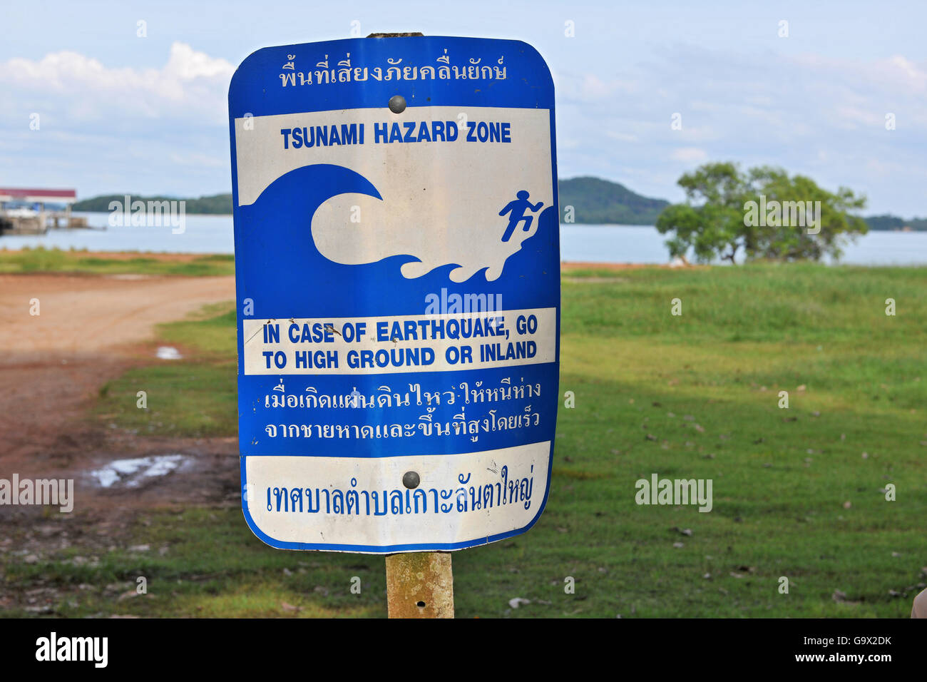 Signe d'alerte aux tsunamis à côté de la plage, île de Koh Lanta, Thaïlande Banque D'Images