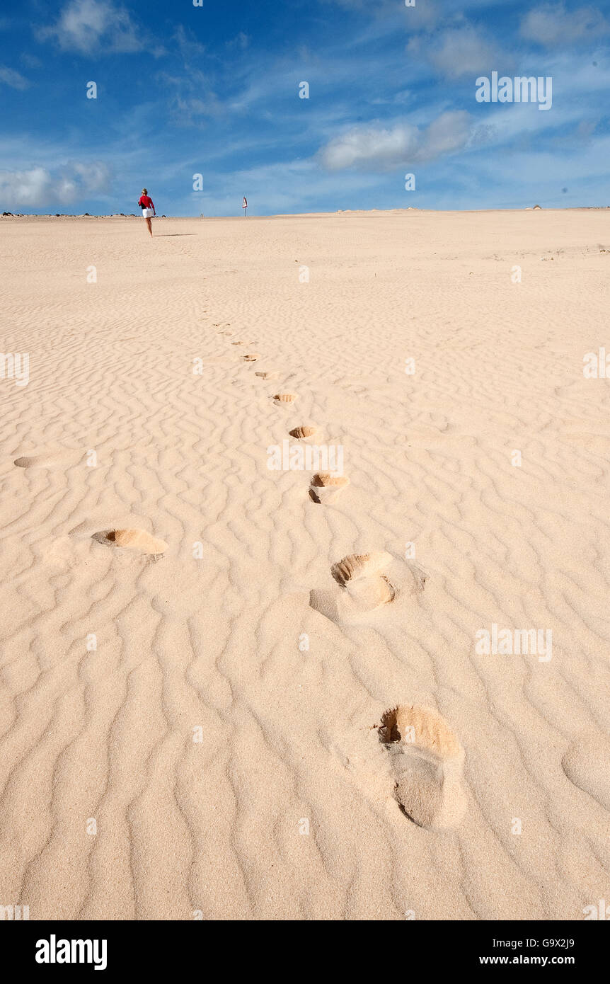 Footprints on sand dune, Fuerteventura, Canary Islands, Spain, Europe Banque D'Images