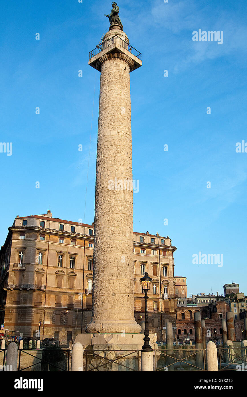 La colonne de Trajan avec statue de Saint Pierre, Rome, Latium, Italie, Latium Banque D'Images