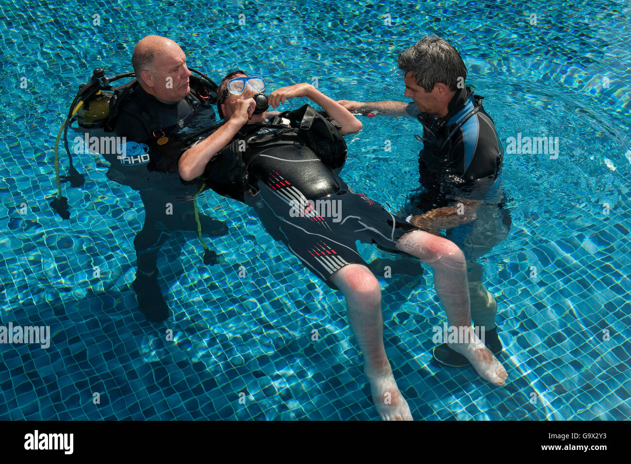 Avec moniteur de plongée plongée handicapés Banque D'Images