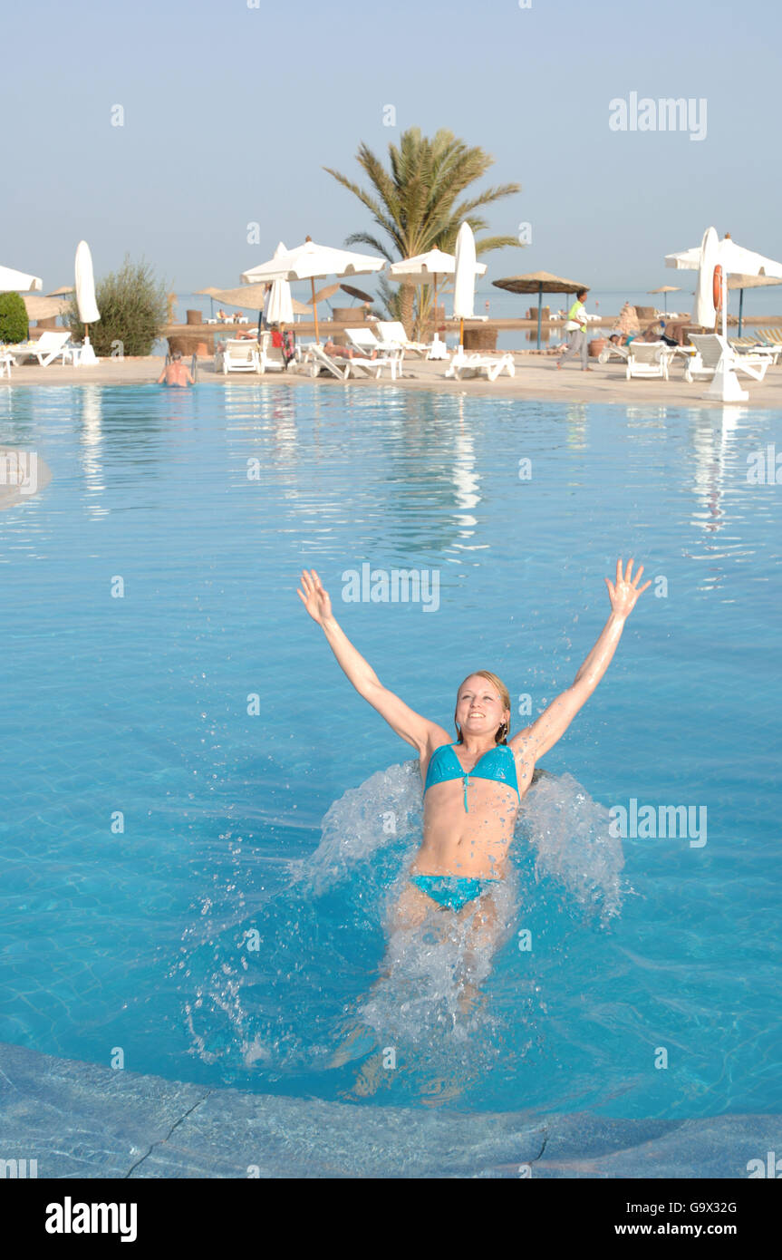 Jeune femme sautant vers l'arrière, Hurghada, Egypte, Afrique du Sud Banque D'Images