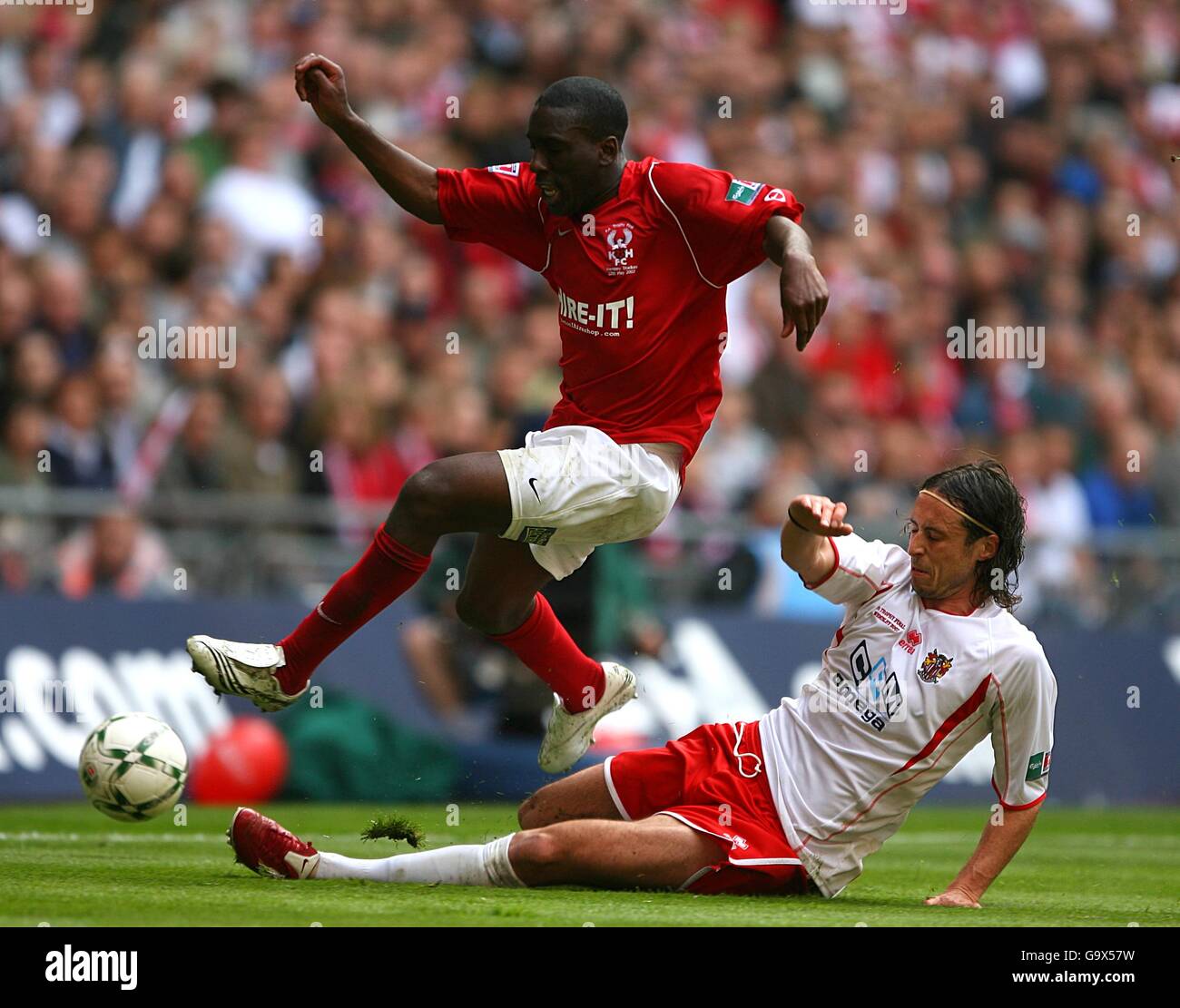 Brian Smithle (l) de Kidderminster Harriers est abordé par Stevenage Borough Adam Miller (r) Banque D'Images