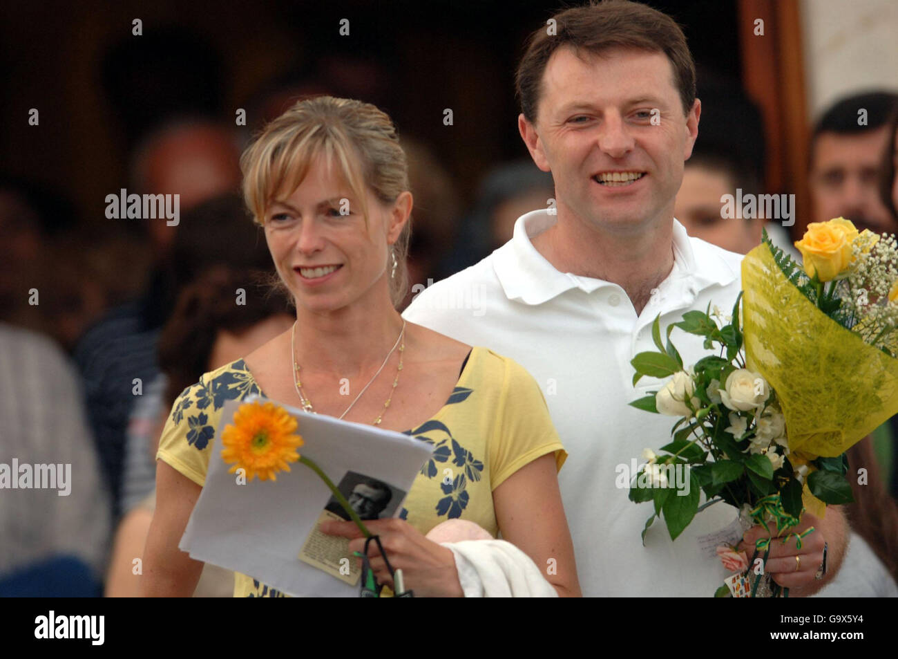 Gerry et Kate McCann se trouvent à pied de l'église locale de Praia Da Luz, Portugal. Des ballons ont été libérés après le service catholique le quatrième anniversaire de leur fille Madeleine McCann qui a disparu le soir du jeudi 3 mai. Banque D'Images