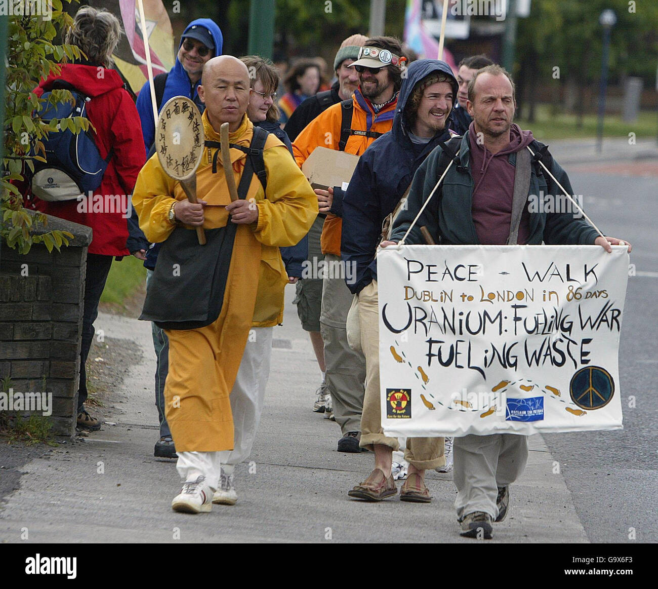 Les membres du groupe Footprints for Peace basé aux États-Unis se sont enorgueillis de Dublin pour une marche internationale pour la paix. Intitulée « vers un avenir sans armes nucléaires », cette randonnée de 86 jours se rendra sur la côte est jusqu'à Belfast, puis se rendra en Écosse pour protester à la base nucléaire de Trident à Faslane. Banque D'Images