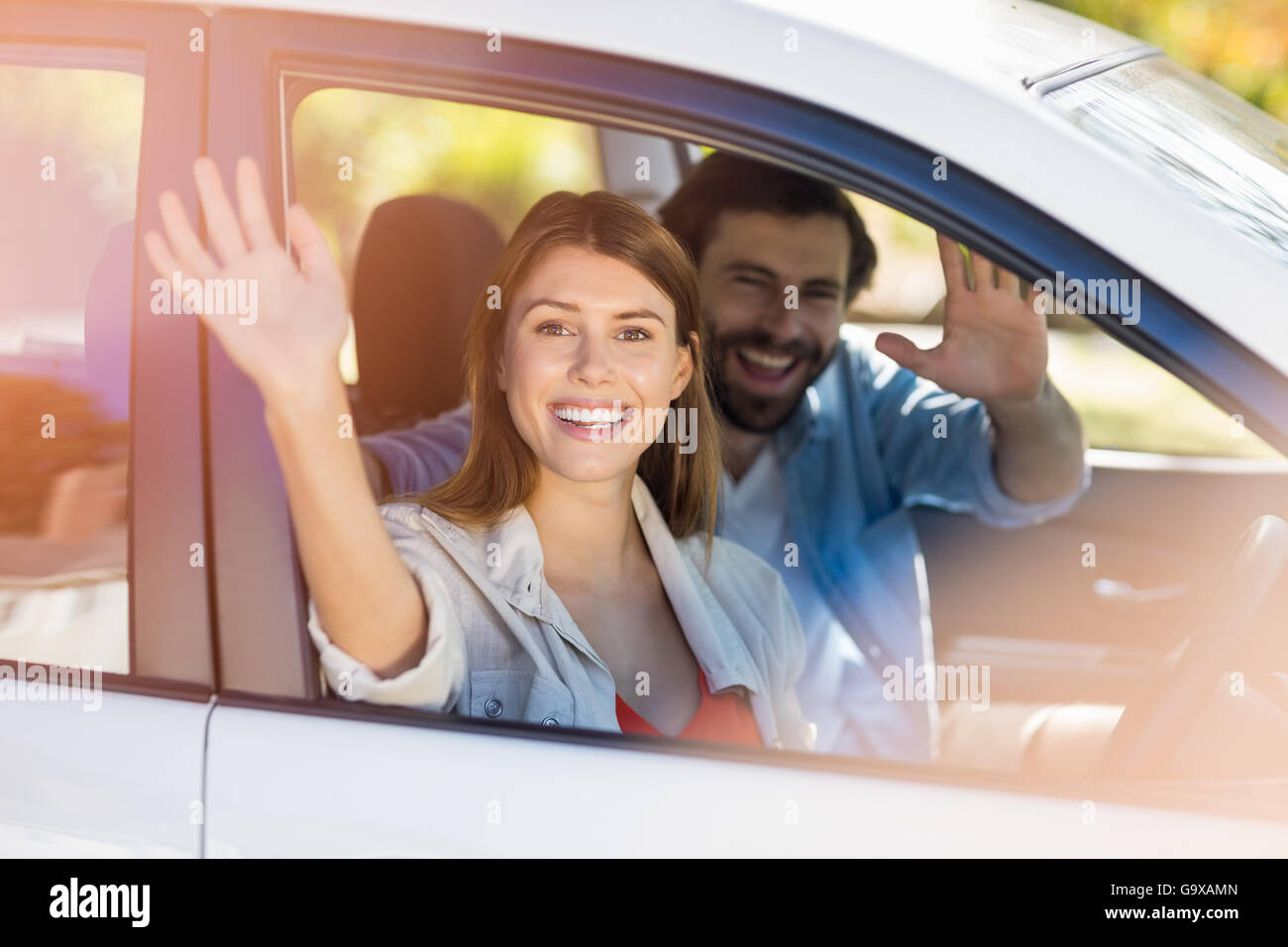Couple heureux des signes avec la main alors que dans... Banque D'Images