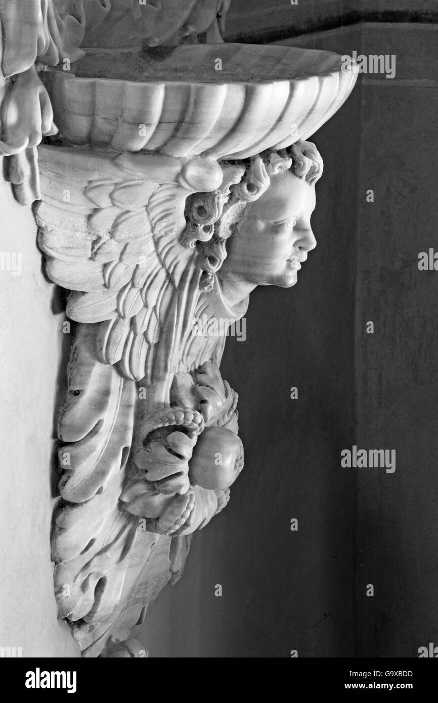 BRESCIA, ITALIE - 21 MAI 2016 : Le bénitier en baroque Chiesa di Santa Maria della Carita. Banque D'Images