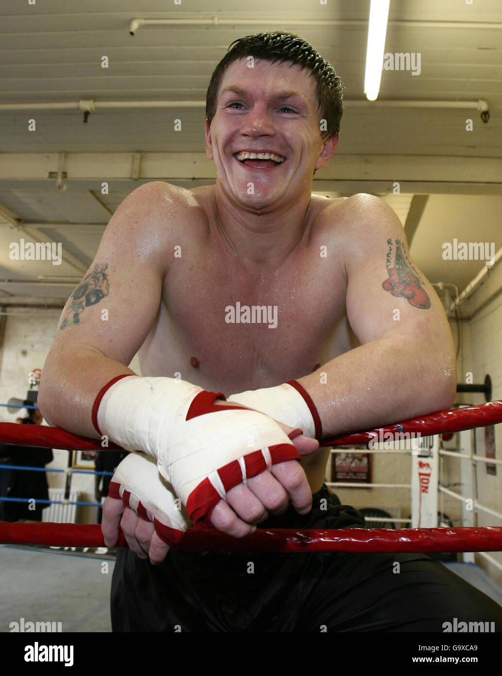 Ricky Hatton plaisantait avec les photographes lors d'une journée de presse au Bettabodies Gym, Denton, Manchester. Banque D'Images