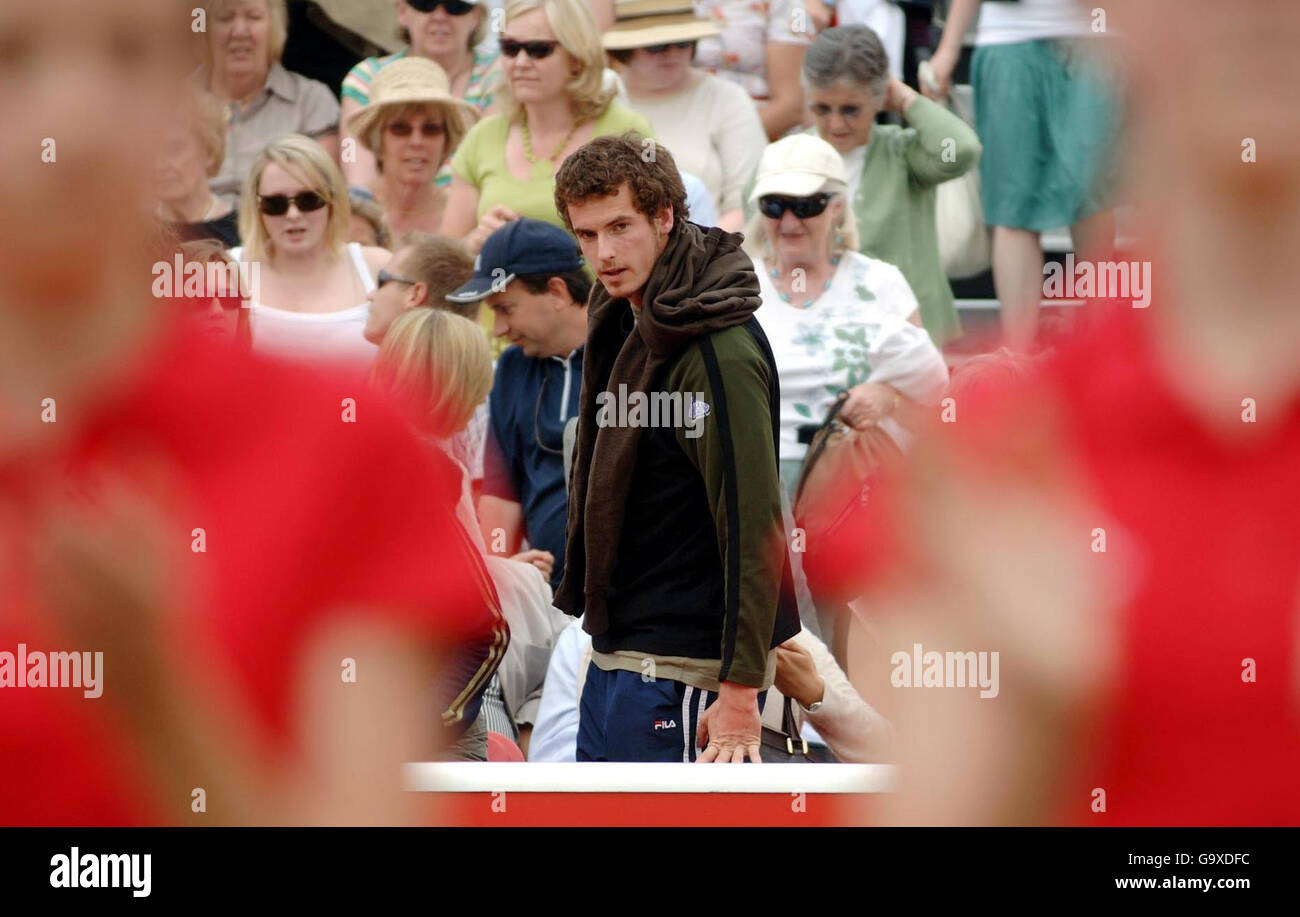 Andy Murray, de la Grande-Bretagne, arrive pour regarder son frère Jamie, lors des championnats d'Artois au Queen's Club de Londres. Banque D'Images