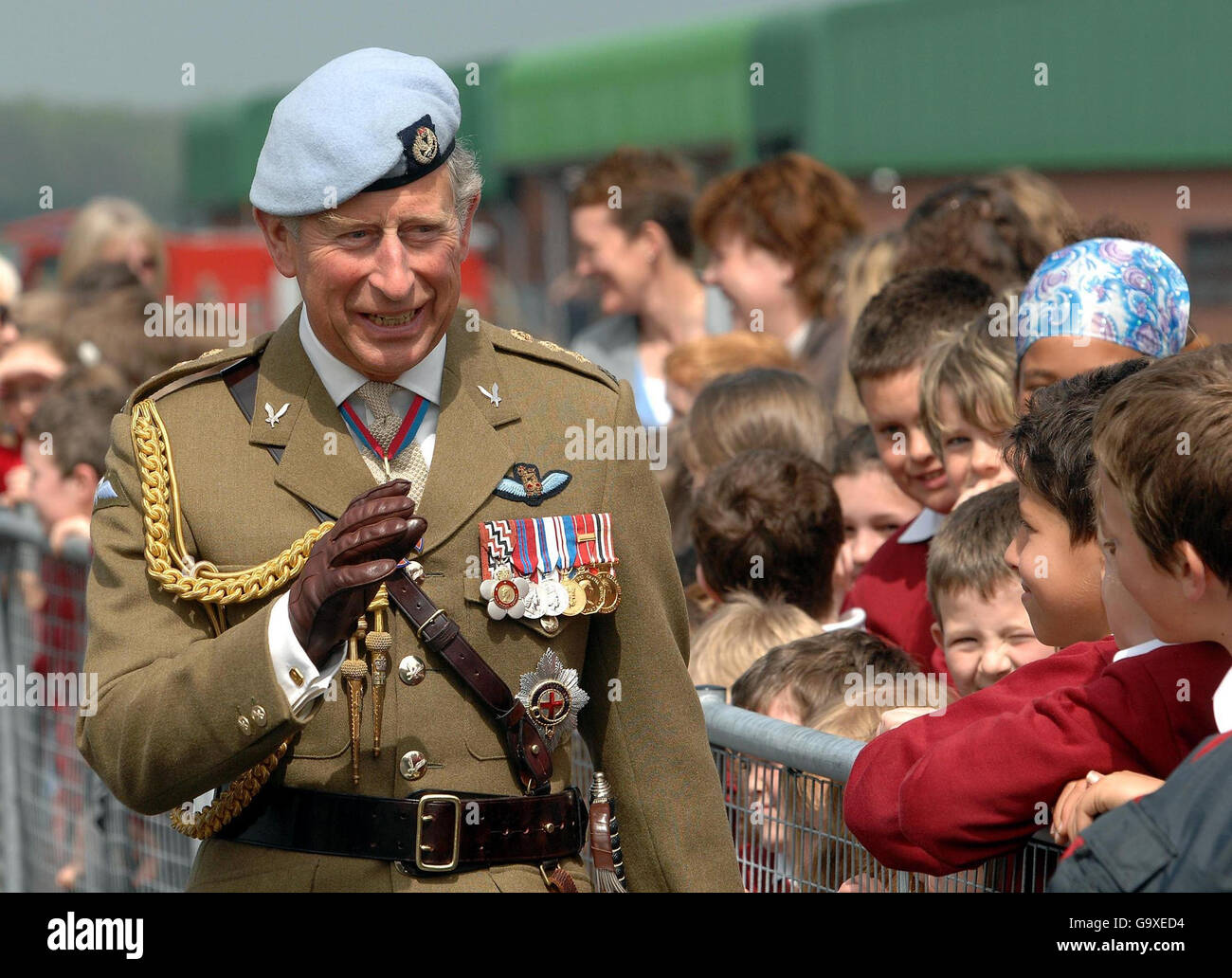 Le Prince de Galles, colonel en chef du corps de l'armée de l'air, rencontre des enfants locaux lors d'une visite à l'école de vol des hélicoptères de défense de la RAF Shawbury, Shropshire. Banque D'Images