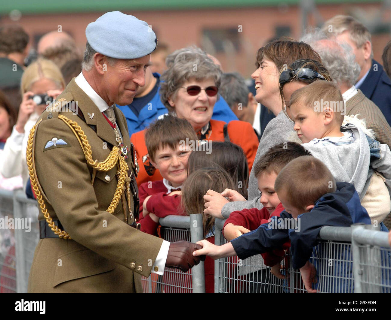 Le Prince de Galles, colonel en chef du corps de l'armée de l'air, rencontre des enfants lors d'une visite à l'École de vol des hélicoptères de défense de la RAF Shawbury, Shropshire. Banque D'Images