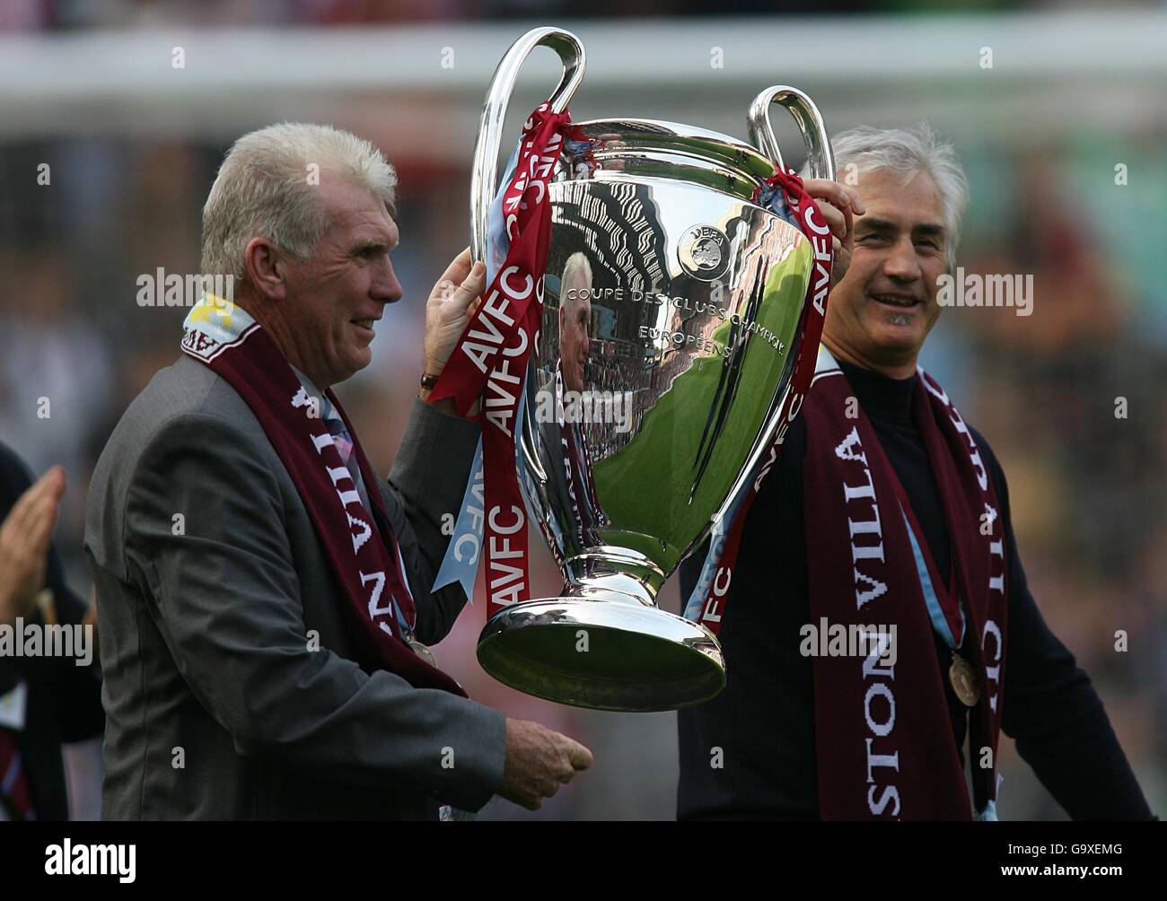 Dennis Mortimer (à droite) et Peter W , anciens joueurs de Aston Villa, ont remporté la coupe d'Europe en 1982. Banque D'Images