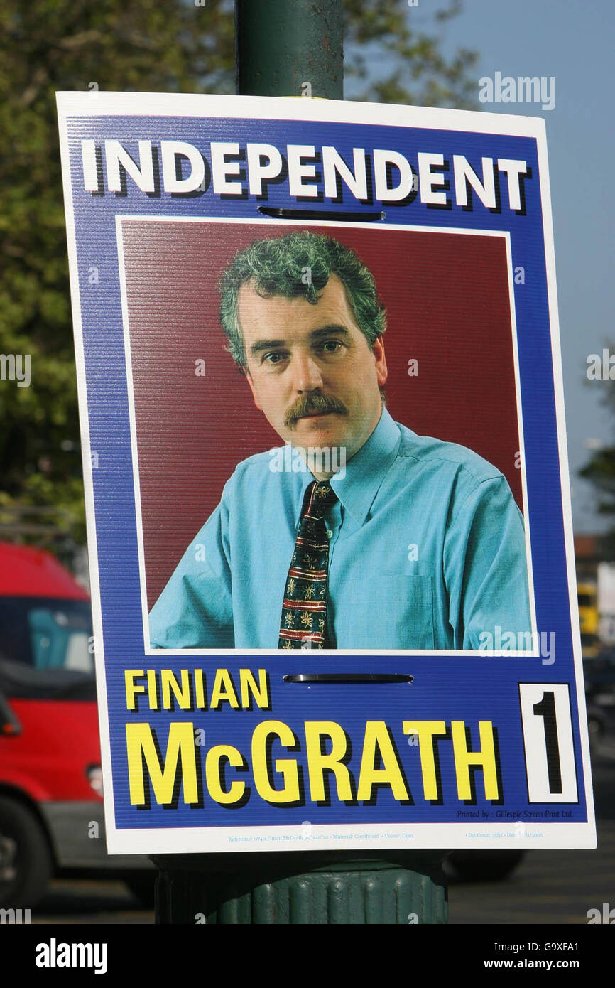 Une vue générale d'une affiche électorale pour Finian McGrath. Banque D'Images