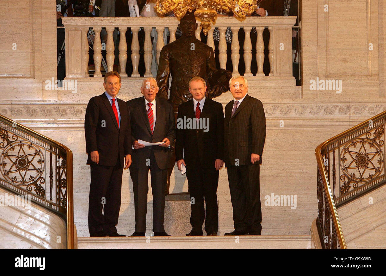 (De gauche à droite) le Premier ministre britannique Tony Blair, le Premier ministre Ian Paisley, le Premier ministre adjoint Martin McGuinness et Taoiseach Bertie Ahern se trouvent sous une statue du Premier ministre des Irelands du Nord, Lord Craigavon, dans la salle principale de l'Assemblée de Stormont à Belfast. Banque D'Images