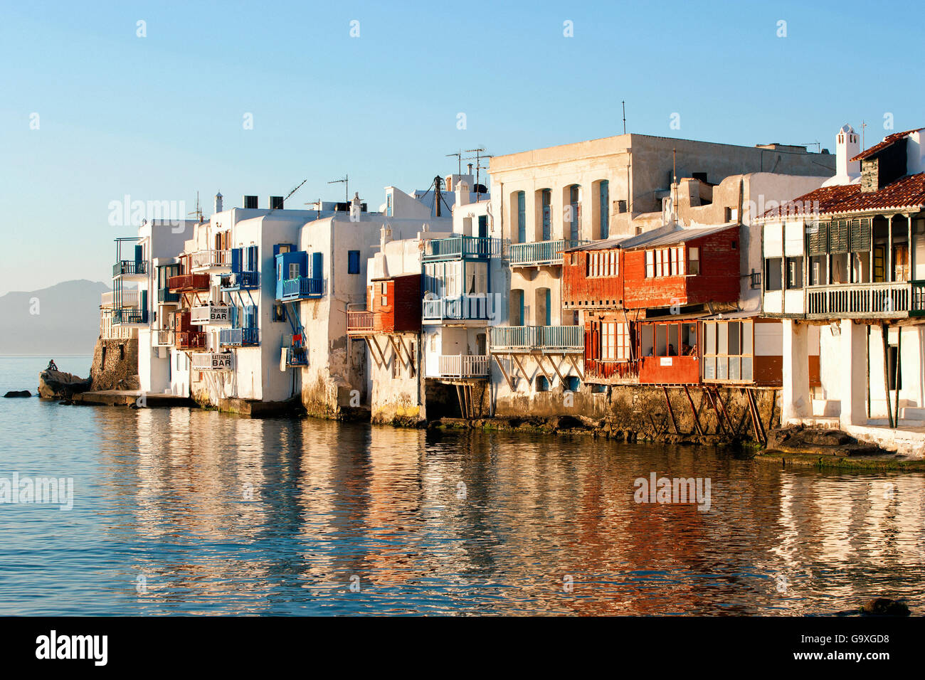 'La Petite Venise' et des réflexions des maisons dans l'eau de mer, la ville de Mykonos, l'île de Mykonos, Cyclades, Mer Égée, Grèce, circons Banque D'Images