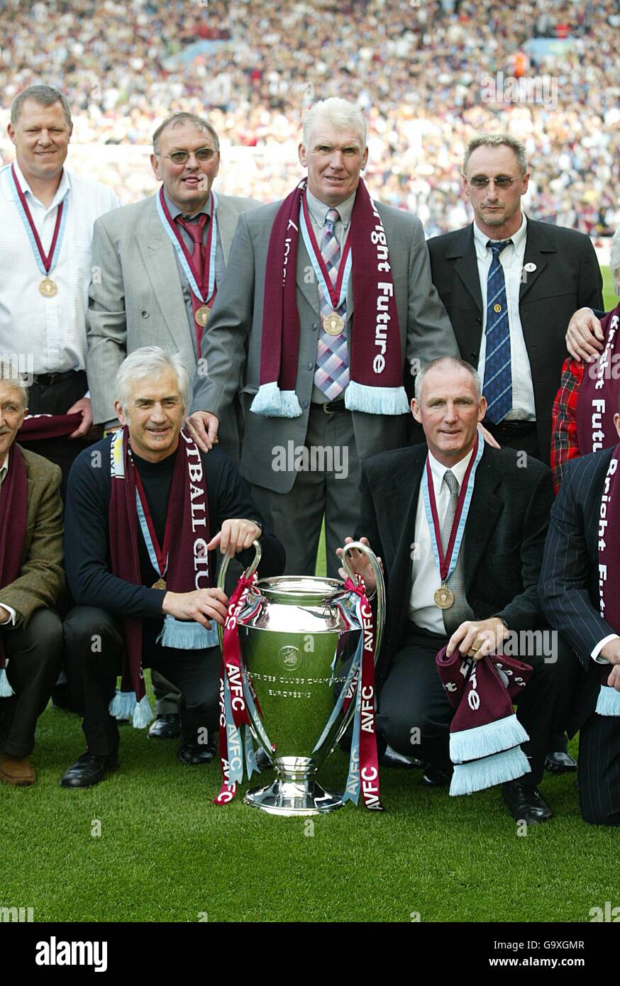 D'anciens joueurs d'Aston Villa, dont Dennis Mortimer (gauche du trophée) et Peter Wisthe (au-dessus du trophée) avec la coupe d'Europe que leur côté a remporté en 1982. Banque D'Images