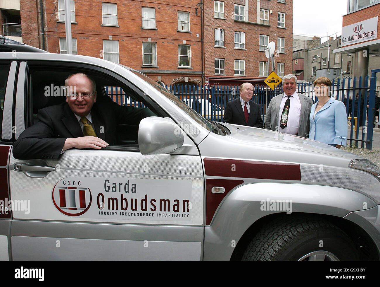 Tainaiste et ministre de la Justice Michael McDowell TD photographié dans l'un des véhicules d'enquête lors de l'ouverture officielle de la Commission d'Ombudsman de Garda Siochana à Dublin. Banque D'Images