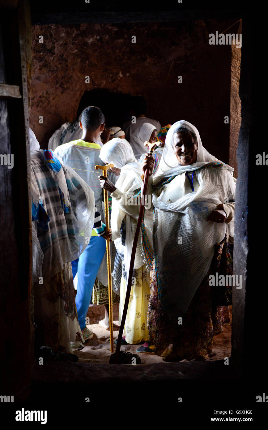 Christian fidèles à Bet Danaghel (partie de la nord-ouest de groupe d'églises à Lalibela). UNESCO World Heritage Site. Lalibela. L'Éthiopie, décembre 2014. Banque D'Images