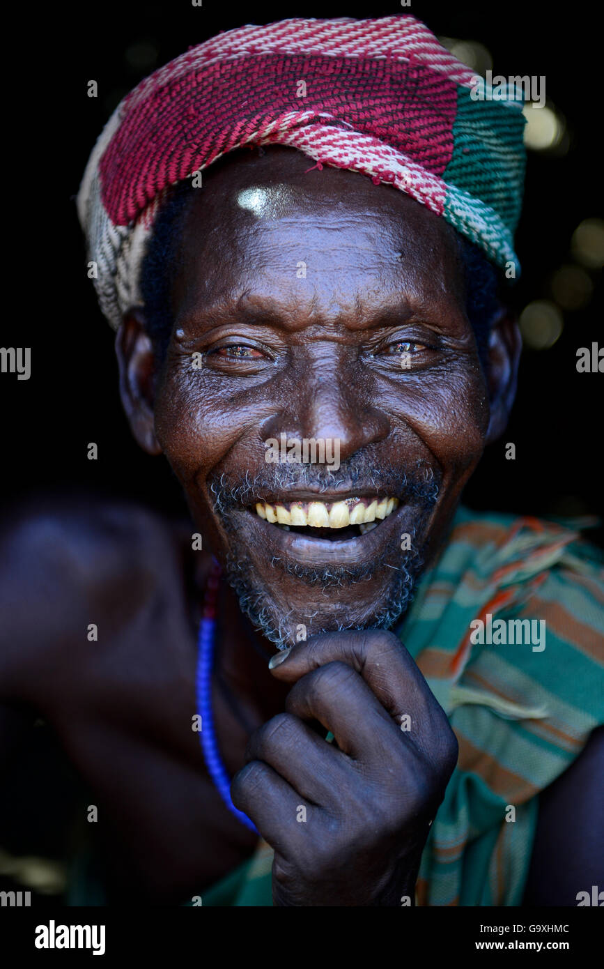 Arbore man smiling, avec des vêtements traditionnels. Partie inférieure de la vallée de l'Omo. L'Éthiopie, Novembre 2014 Banque D'Images