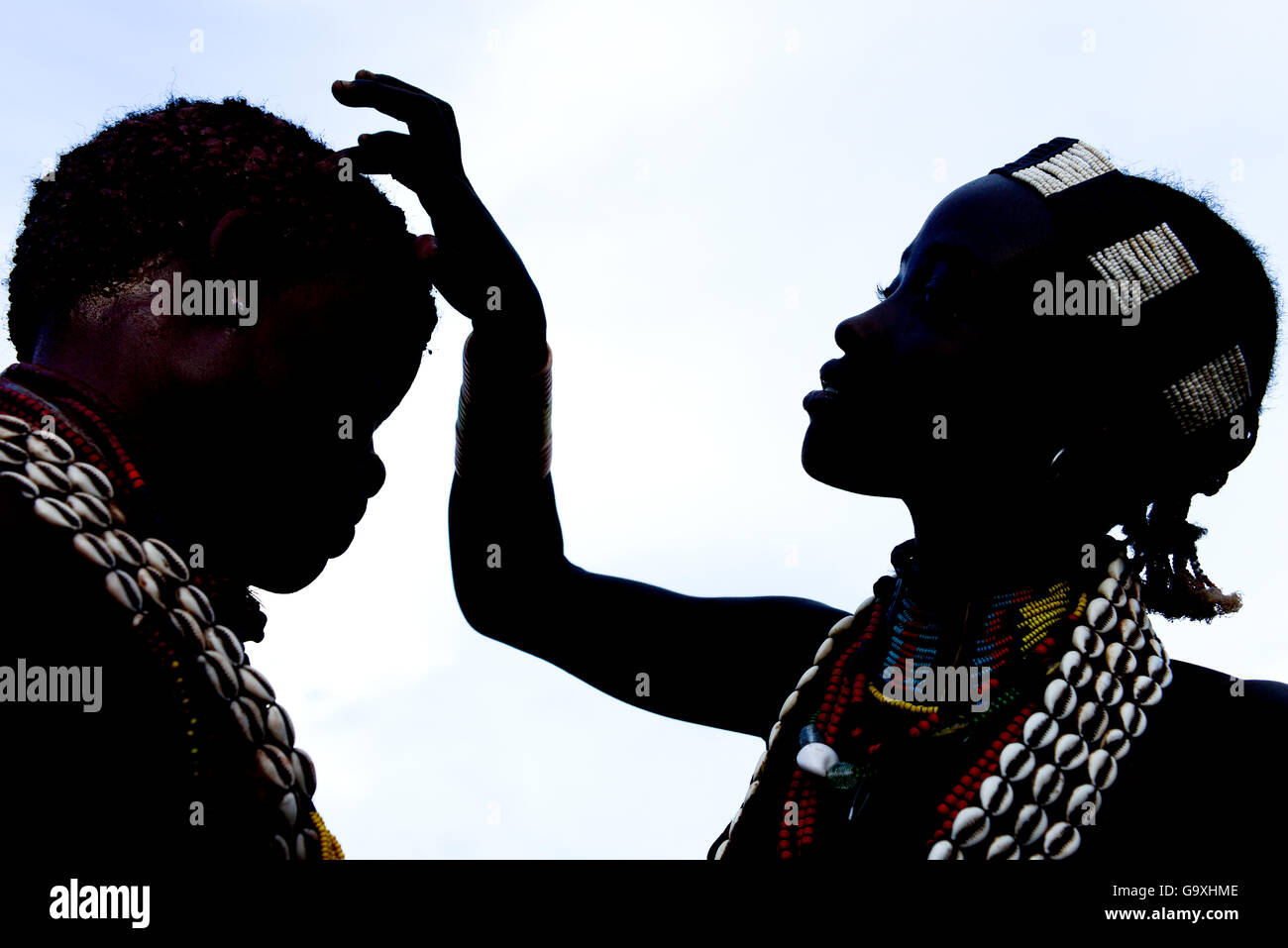 Hamer woman decorating les cheveux de son amie, Territoire de la tribu hamer. Partie inférieure de la vallée de l'Omo. L'Éthiopie, Novembre 2014 Banque D'Images