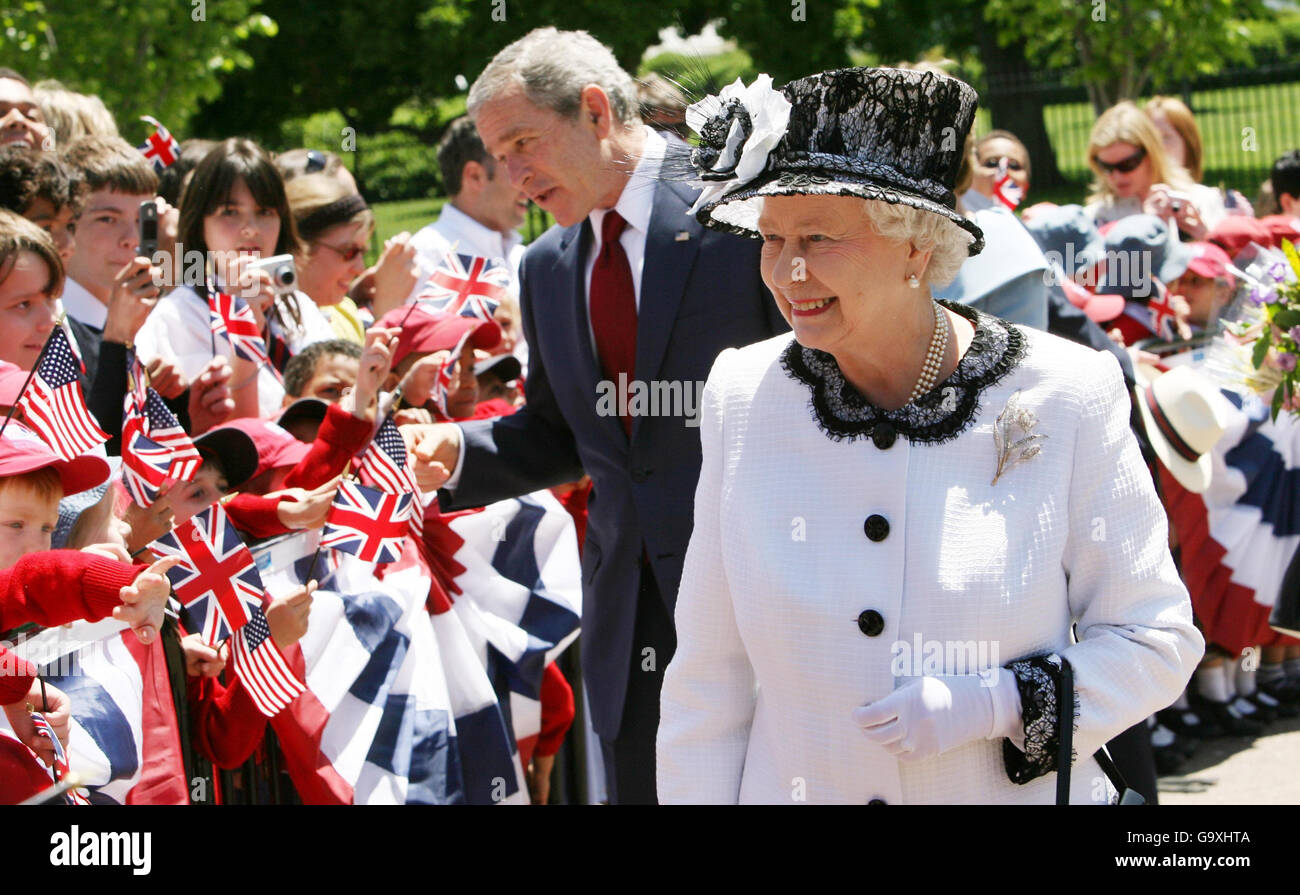 La reine Elizabeth II de Grande-Bretagne et le président américain George Bush marchent jusqu'à Blair House, Washington DC, le sixième jour de sa visite d'État en Amérique. Banque D'Images