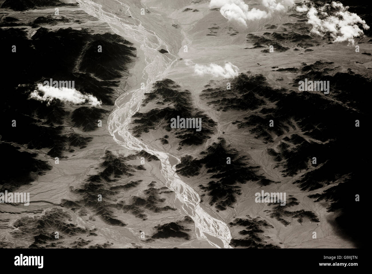Vue de plan de cours d'eau qui coule à travers la vallée de montagne, Saravan, sud-est de l'Iran, décembre. Banque D'Images