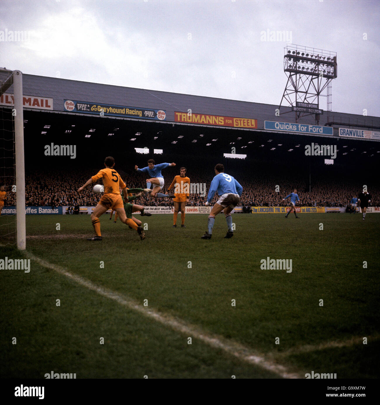 Football - League Division One - Manchester City / Wolverhampton Wanderers - Maine Road.Neil Young de Manchester City marque le deuxième but de la ville. Banque D'Images