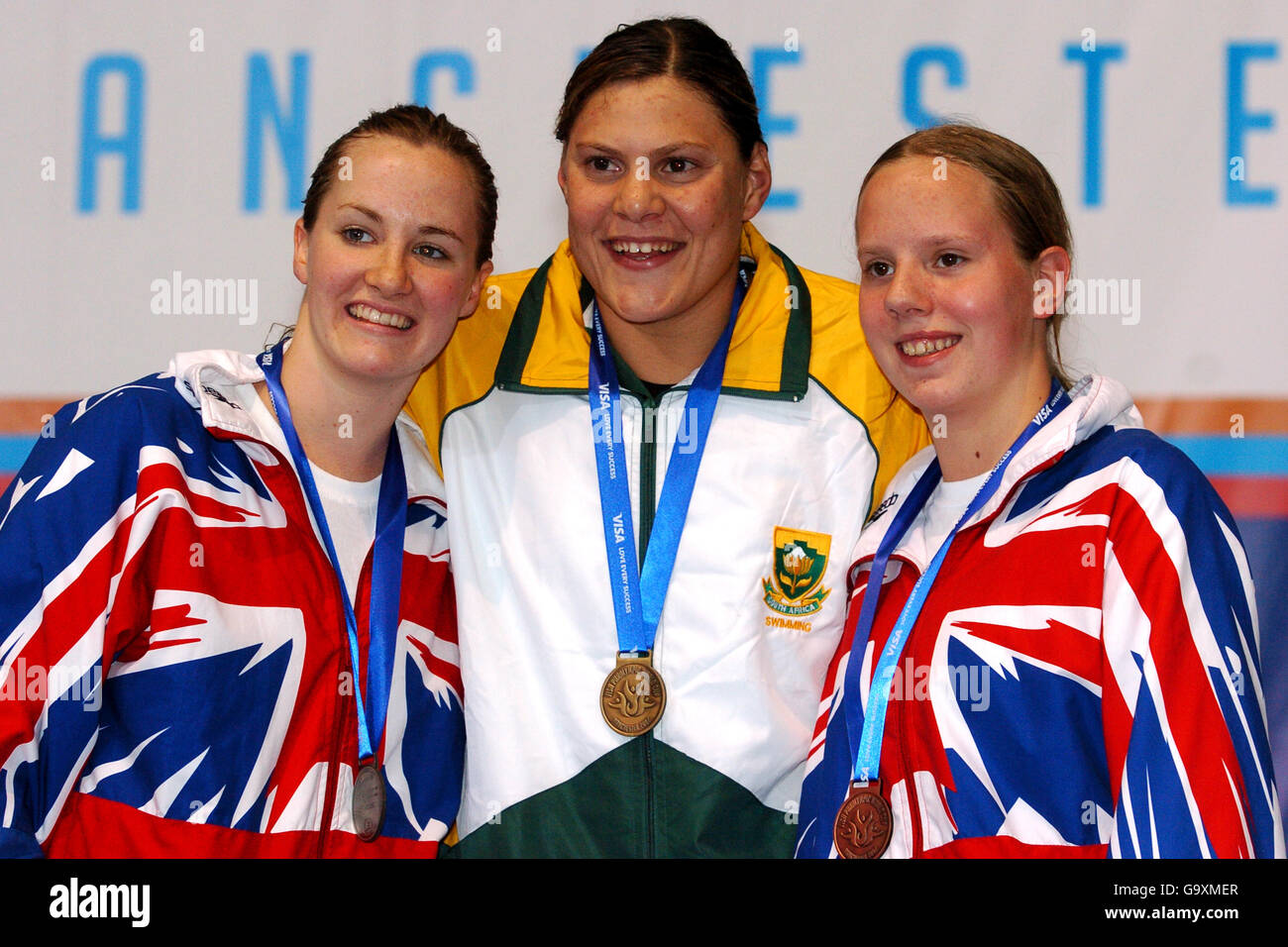 (G-D) Claire Cashmore en Grande-Bretagne, Natalie du Tait en Afrique du Sud et Louise Watkin en Grande-Bretagne posent avec leurs médailles d'argent, d'or et de bronze respectivement du Womens S9 100m Freestyle. Banque D'Images
