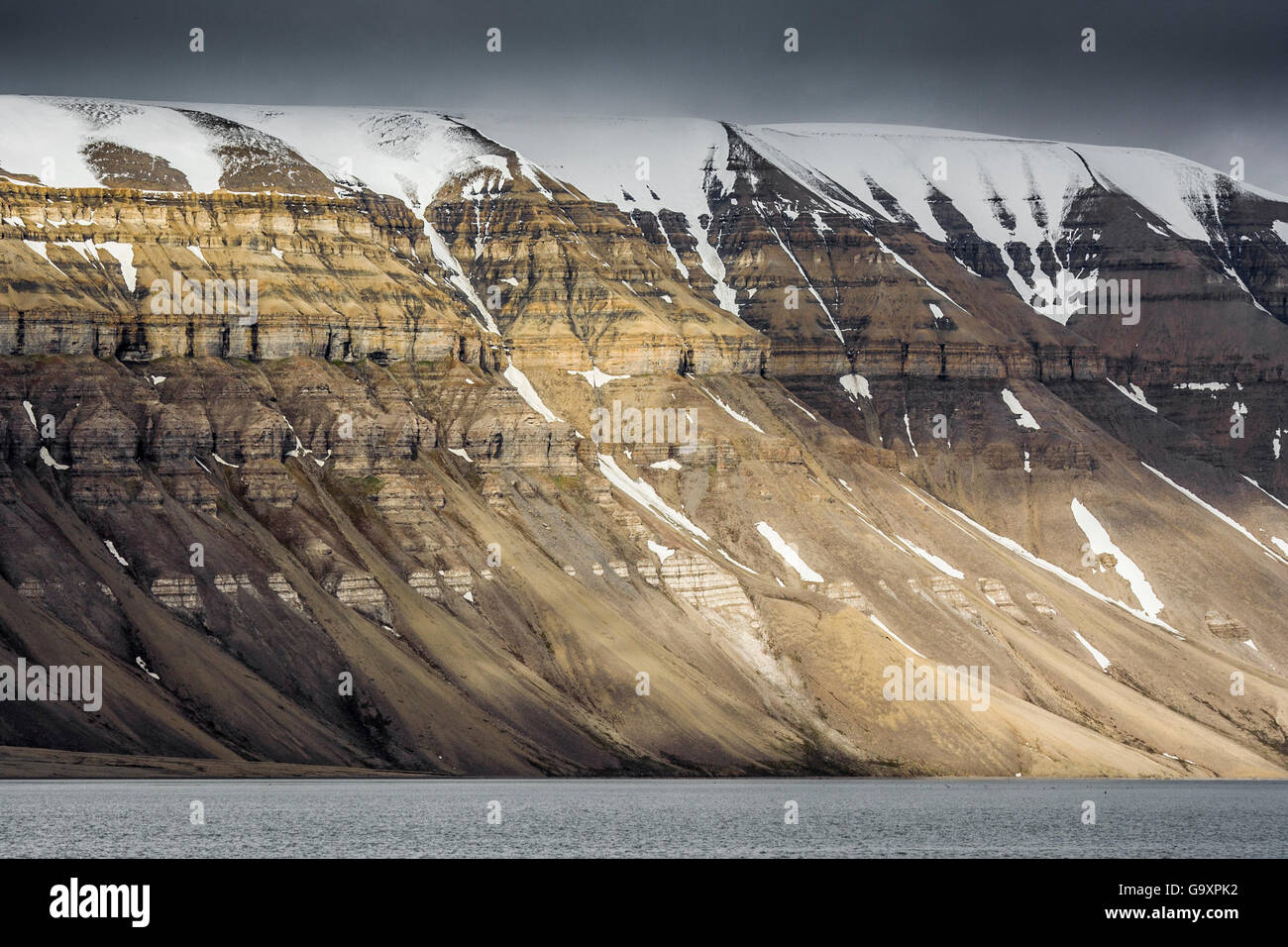 Paysage de montagne, Svalbard, Norvège, juillet. Banque D'Images
