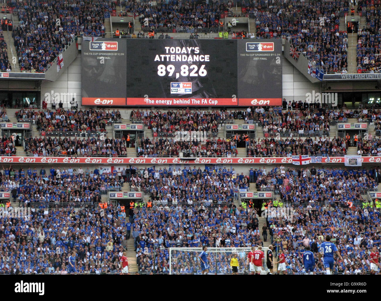 Écran géant montre la participation totale à la finale de la coupe FA entre Manchester United et Chelsea au stade Wembley, Londres. Banque D'Images
