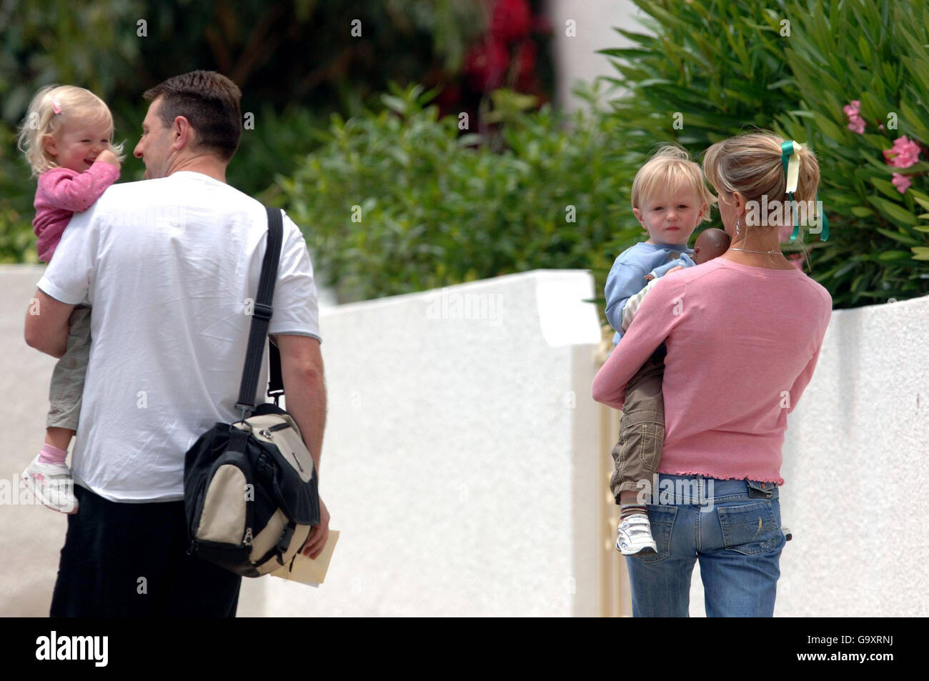 Fille manquante en Algarve.Gerry et Kate McCann ramènent Amelie et Sean à leur appartement à Praia Da Luz, Portugal. Banque D'Images