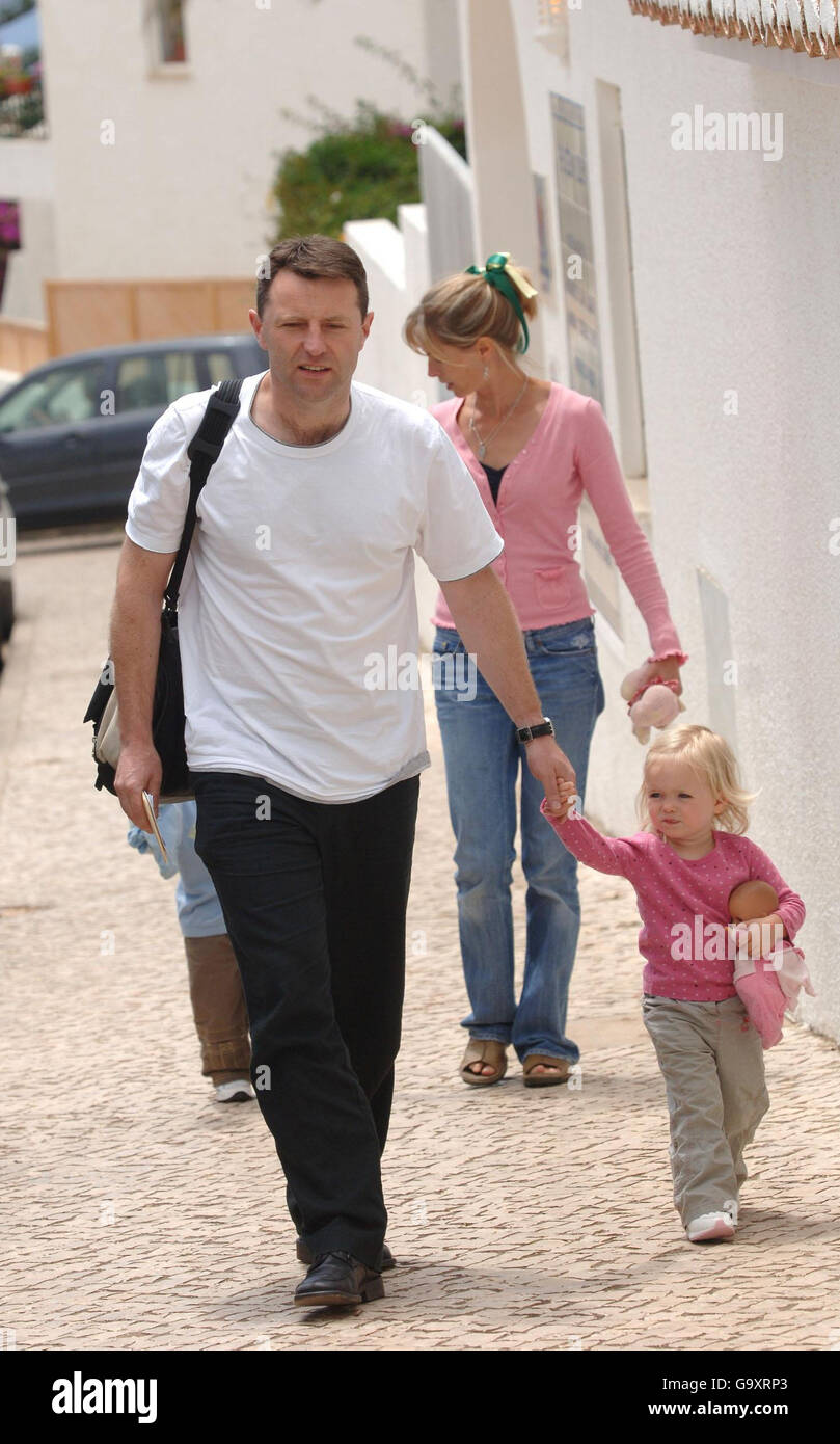 Gerry et Kate McCann repartirent dans leur appartement avec les enfants Sean (invisible) et Amelie à Praia Da Luz, Portugal. Banque D'Images