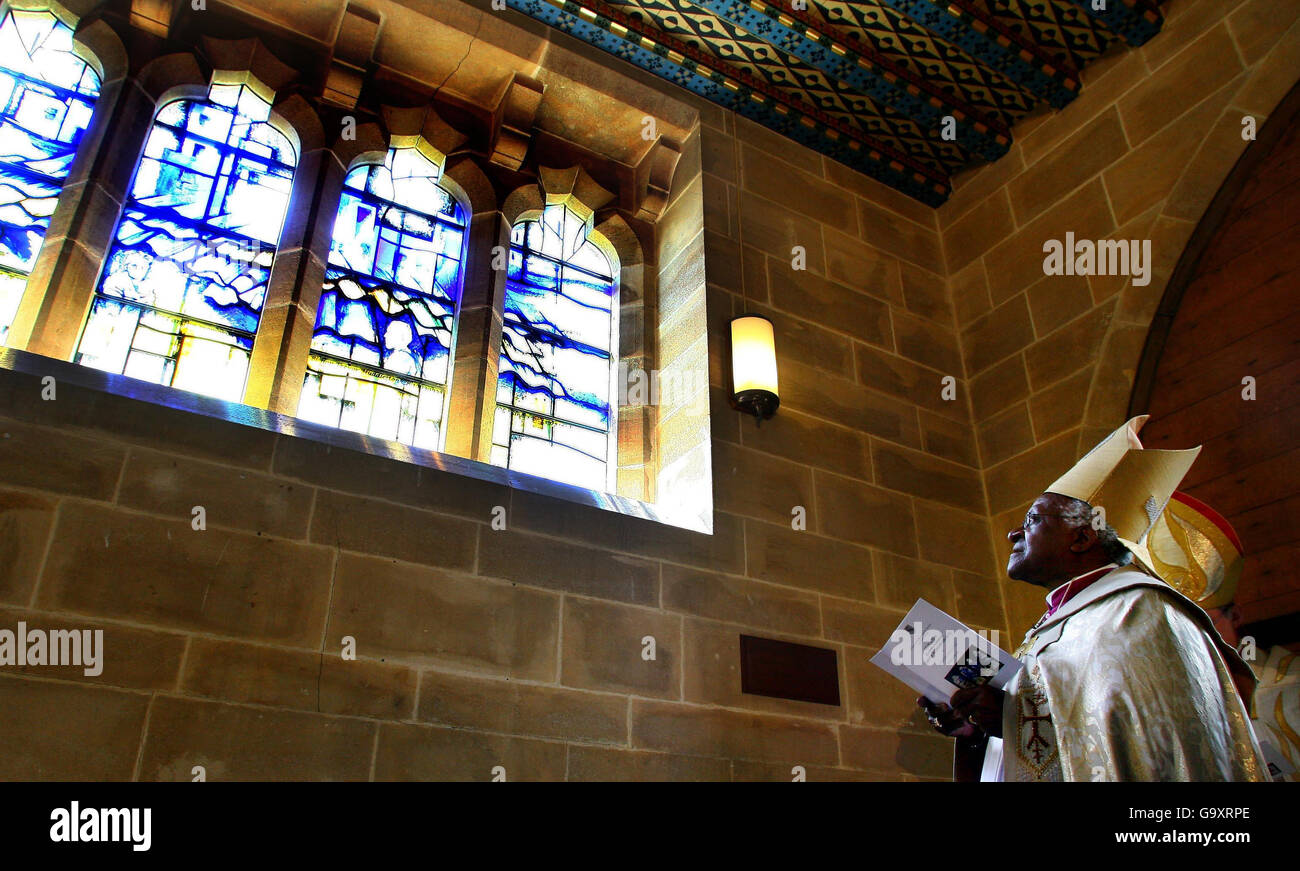 L'archevêque Desmond Tutu à l'inauguration d'un vitrail à la mémoire de feu l'évêque Trevor Huddleston à son ancienne école, le Lancing College de West Sussex. Banque D'Images