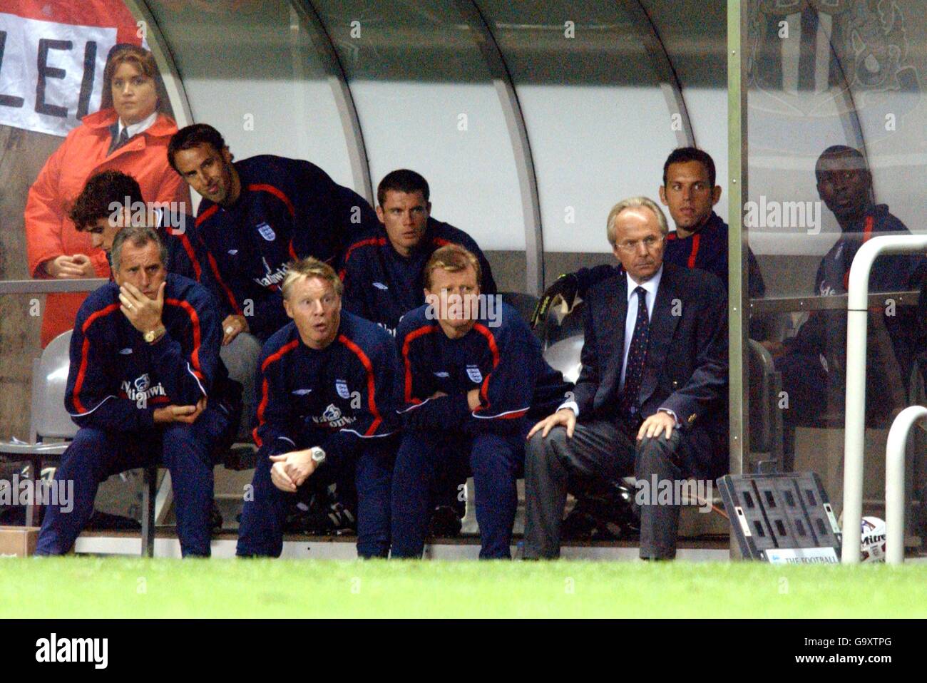 (R-L) Sven Goran Eriksson, directeur de l'Angleterre, et ses entraîneurs Steve McClaren, Sammy Lee et Ray Clemence regardent le match du dugout Banque D'Images
