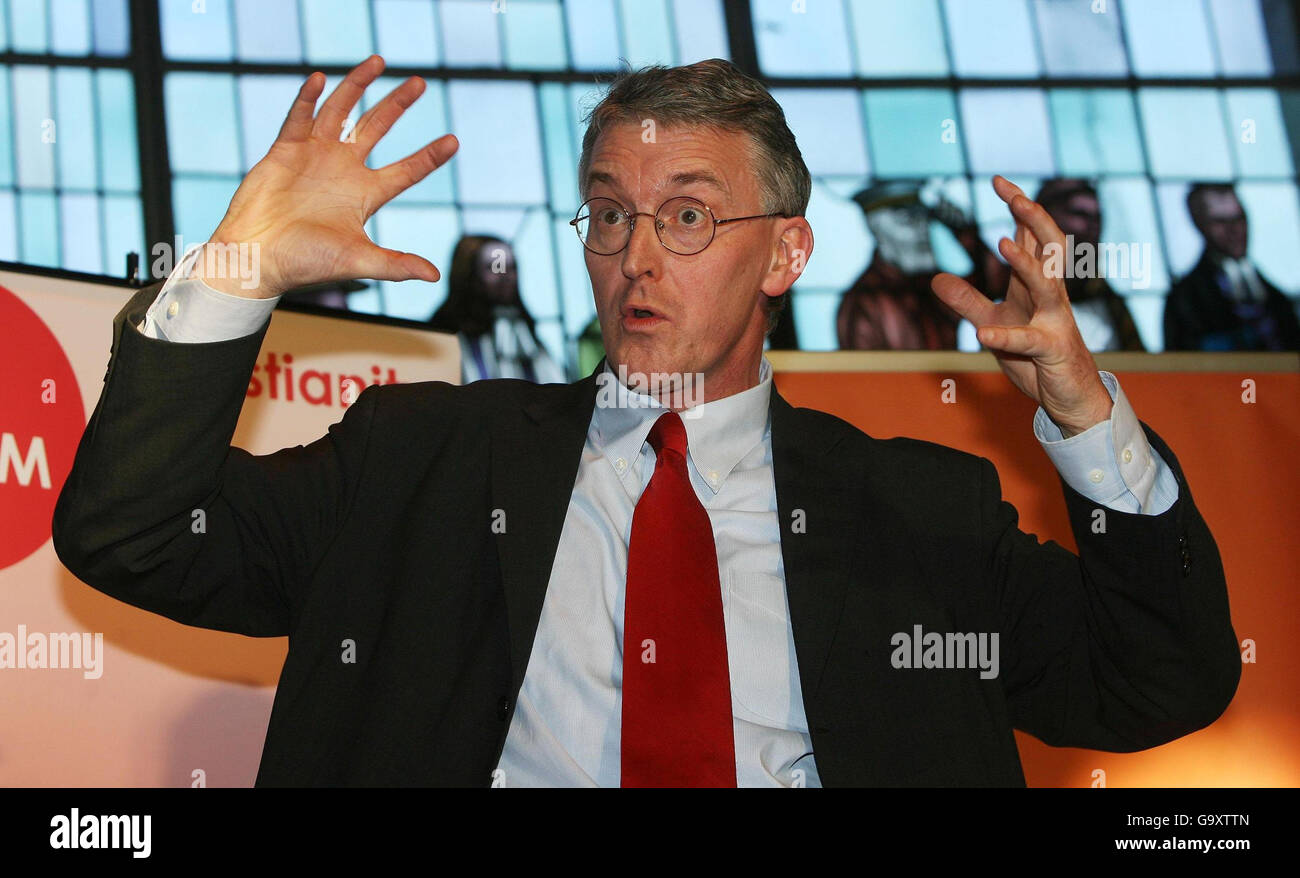 Hilary Benn, secrétaire au développement international, l’un des six candidats à la direction adjointe du parti travailliste, s’exprime ce soir lors d’une allocution officieuse organisée par le mouvement socialiste chrétien à Londres. Banque D'Images