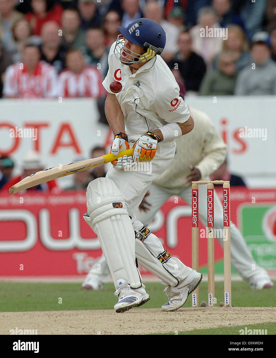 Kevin Pietersen, en Angleterre, crie dans la douleur lorsqu'il est frappé par ce ballon des Antilles Dwayne Bravo au cours de la deuxième journée du deuxième match de npower Test au terrain de cricket de Headingley, à Leeds. Banque D'Images